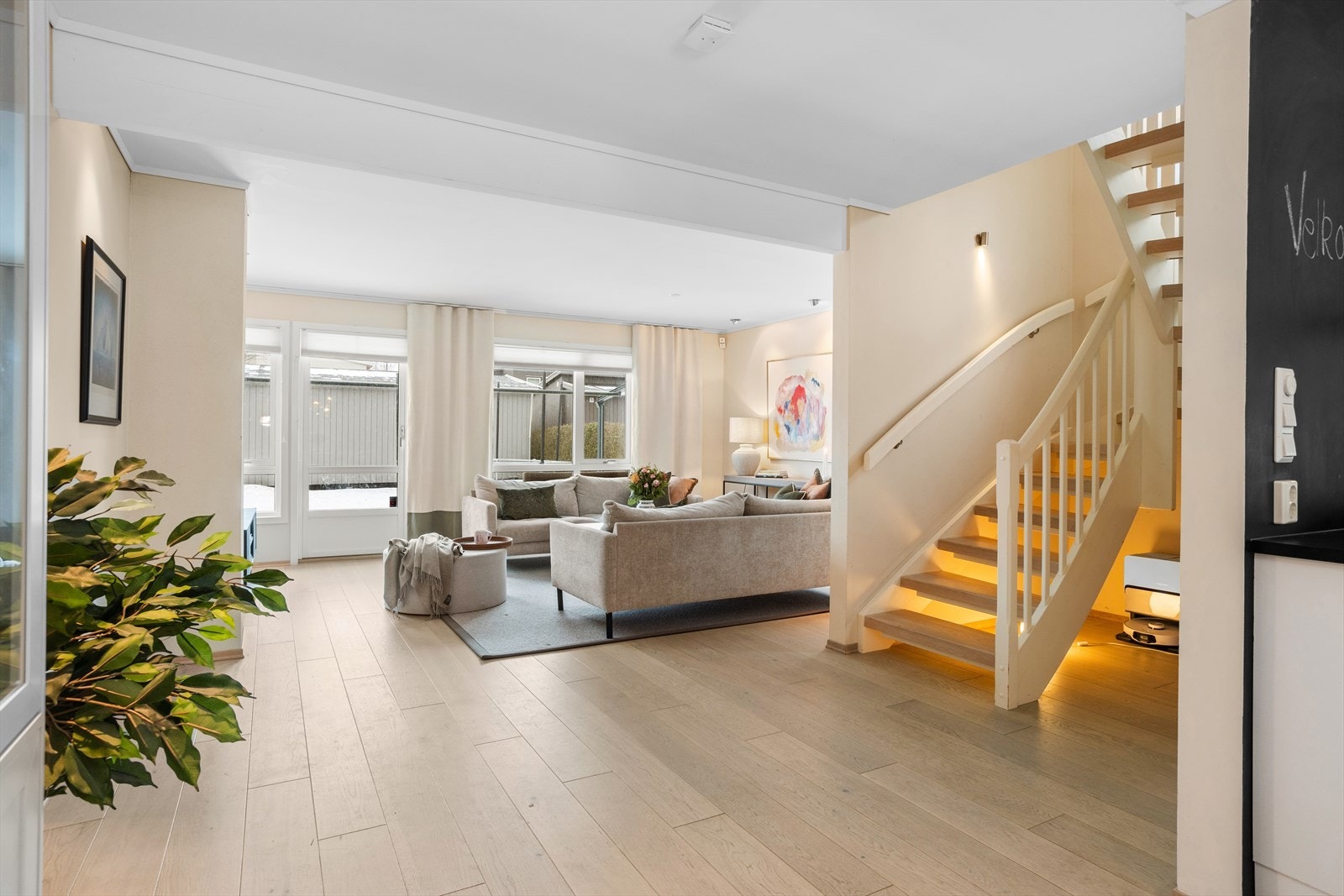 Den delvis åpne løsningen mot kjøkkenet, via mellomliggende forstue, gjør rommet gjennomlyst. Galleribilde