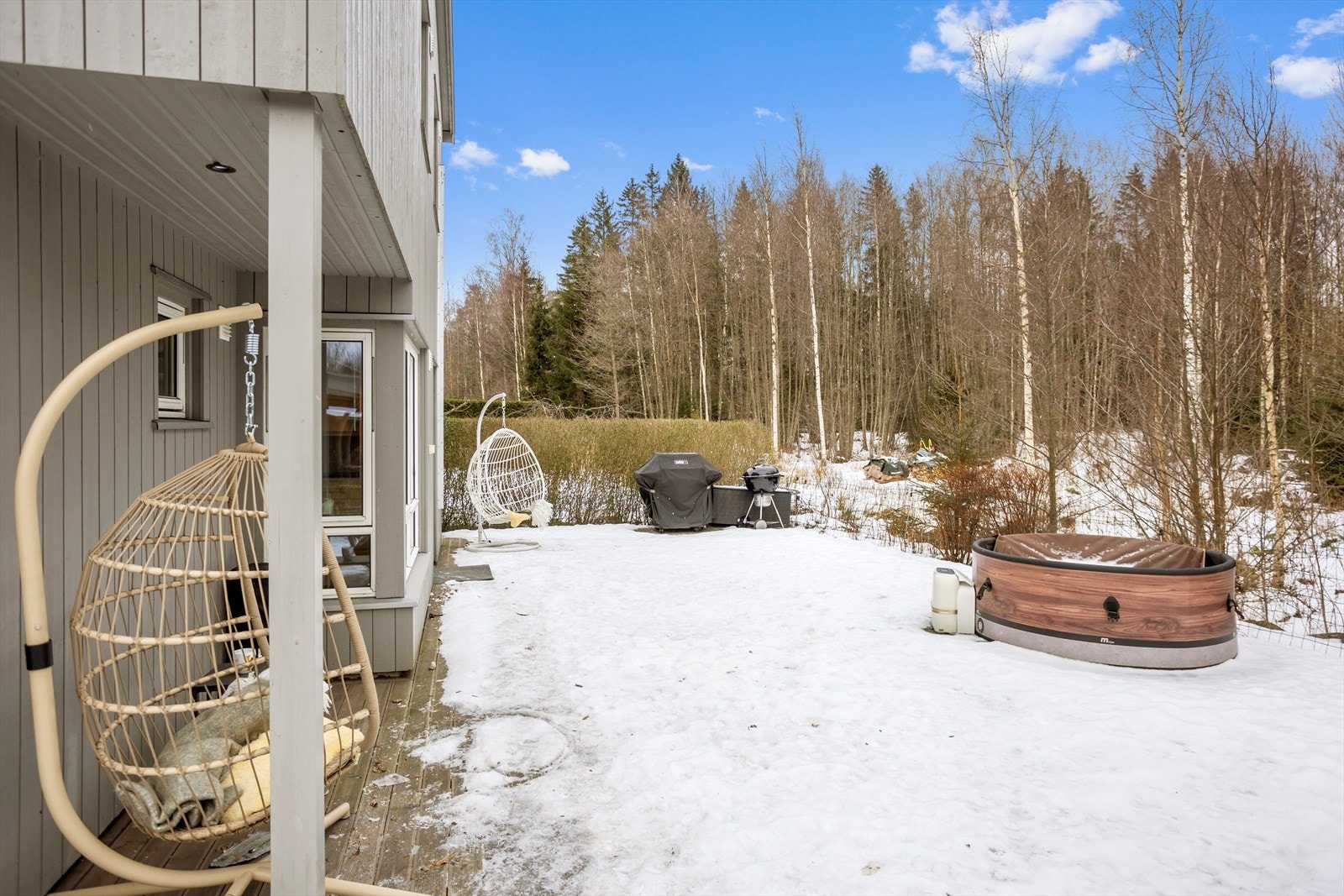 Den østre delen av terrassen er også et ypperlig sted å trekke til ved ønske om skygge på ettermiddag-/kveld på hete sommerdager. På hjørnet mot øst og syd er det oppført skjermende levegger. Galleribilde