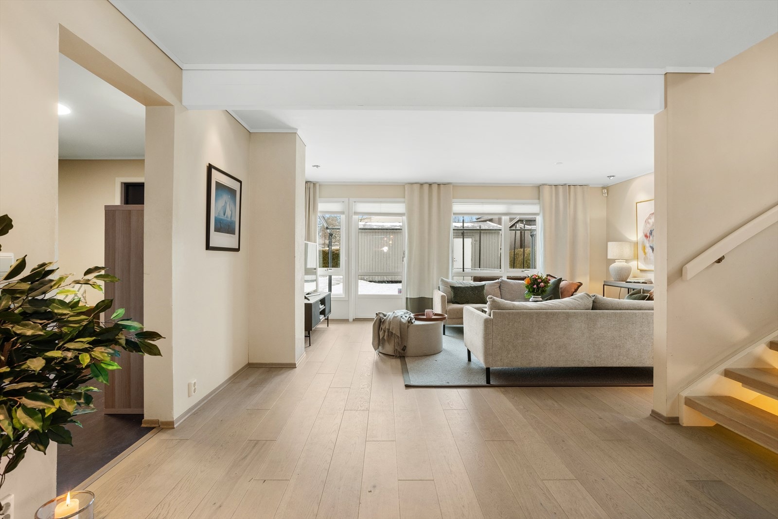 I stuetaket er det montert integrerte downlights. På samme vis som på kjøkkenet er det montert medfølgende plissègardiner til vinduene samt takmonterte gardinskinner. Galleribilde