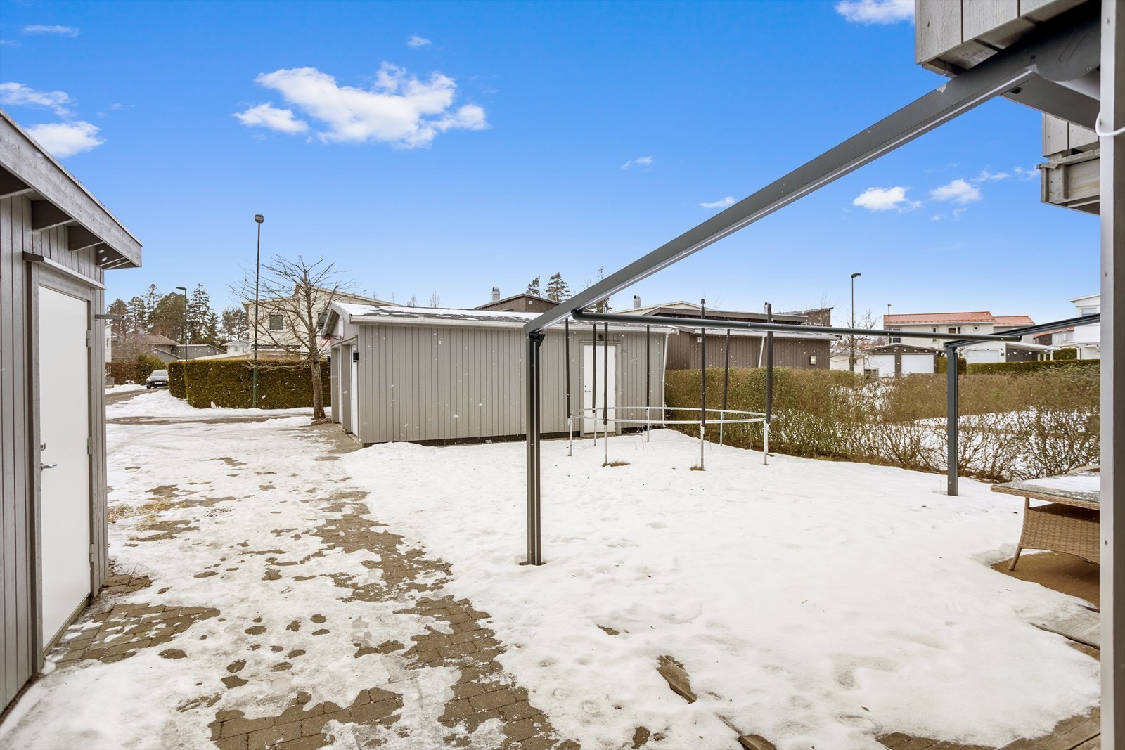 Mot vest er det en ca. 22 m² terrasse med tregulv hvor pergola over deler av uteplassen sørger for evt. ønsket skygge/overbygg når det er ønskelig på solrike sommerdager. Galleribilde