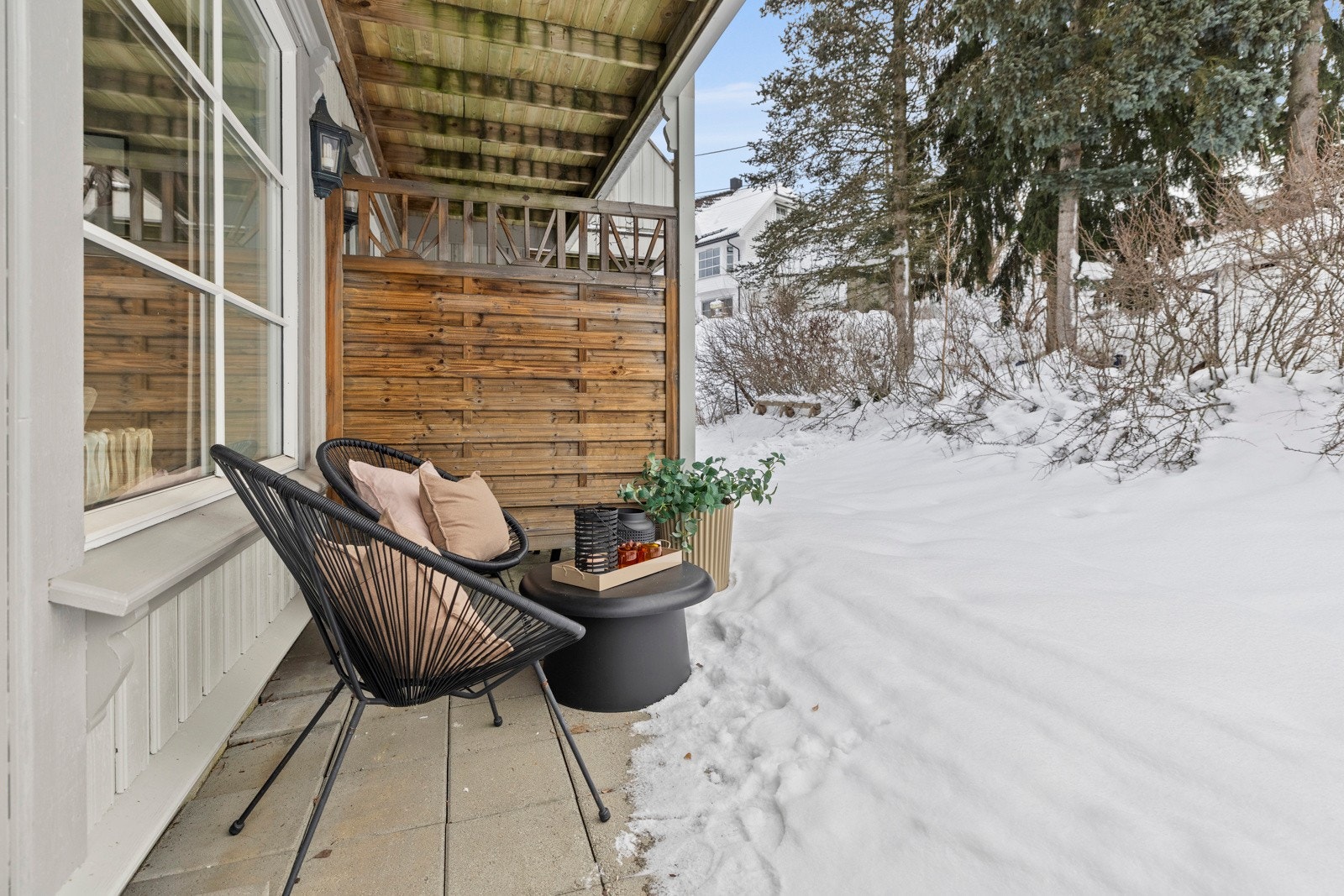 Fra stuen er det utgang til denne hellelagte uteplassen. Uteplassen ligger vendt mot syd. Galleribilde