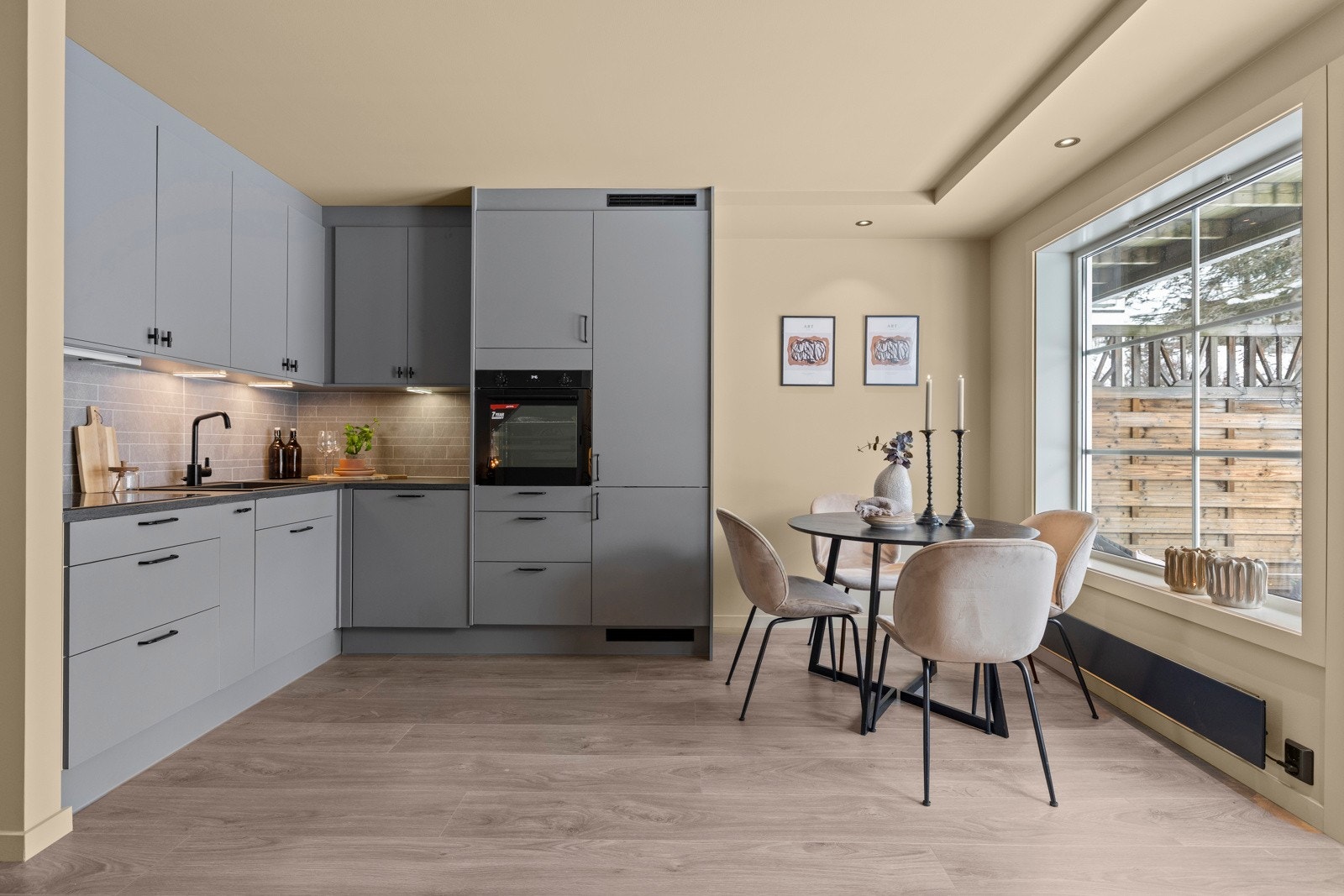 Leiligheten ble pusset opp i 2025, og fremstår med tidsriktige og moderne material- og fargevalg. I 2025 ble det blant annet satt inn en ny kjøkkeninnredning inklusiv nye hvitevarer, lagt nytt gulv, samt at vegger ble overflatebehandet. Galleribilde