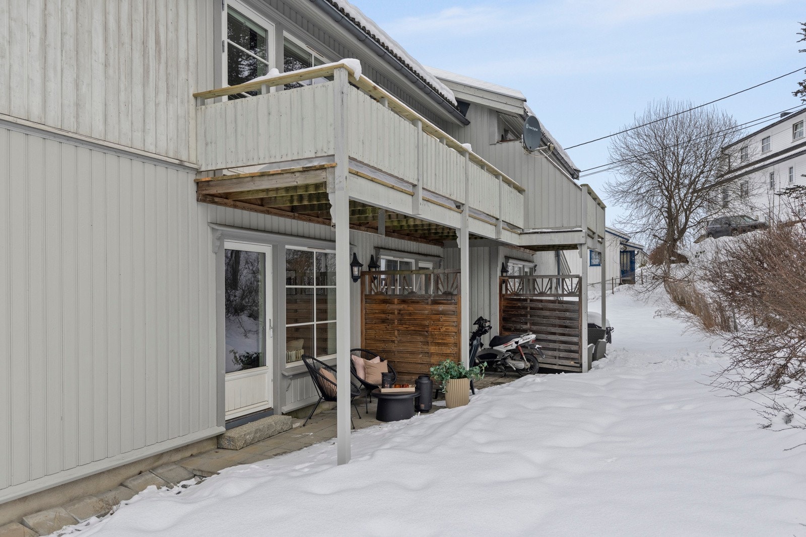 Fasade/uteplass. Galleribilde