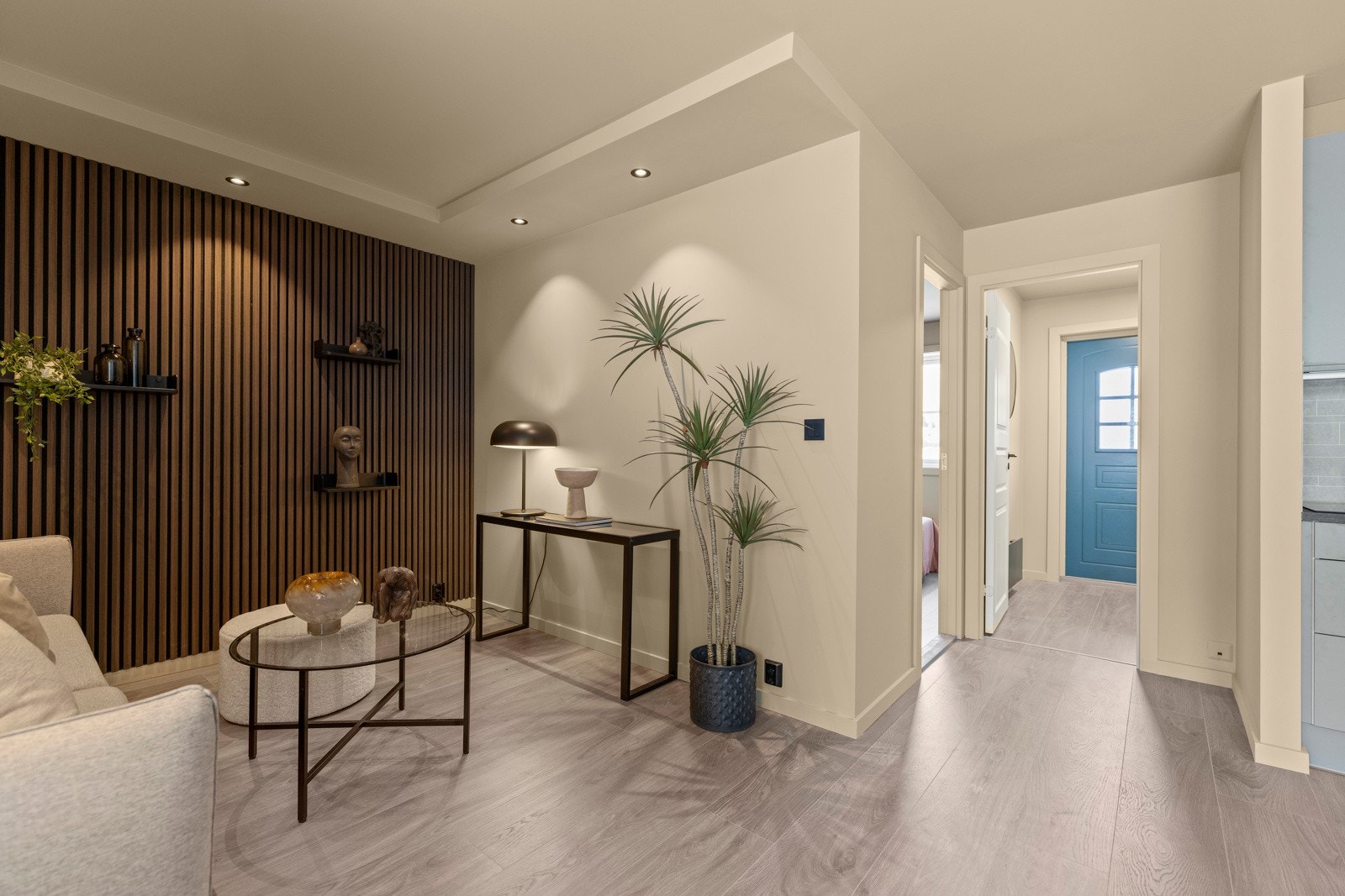 En vegg i stuen har spilevegg som skaper en fin kontrast til de øvrige veggene. Galleribilde