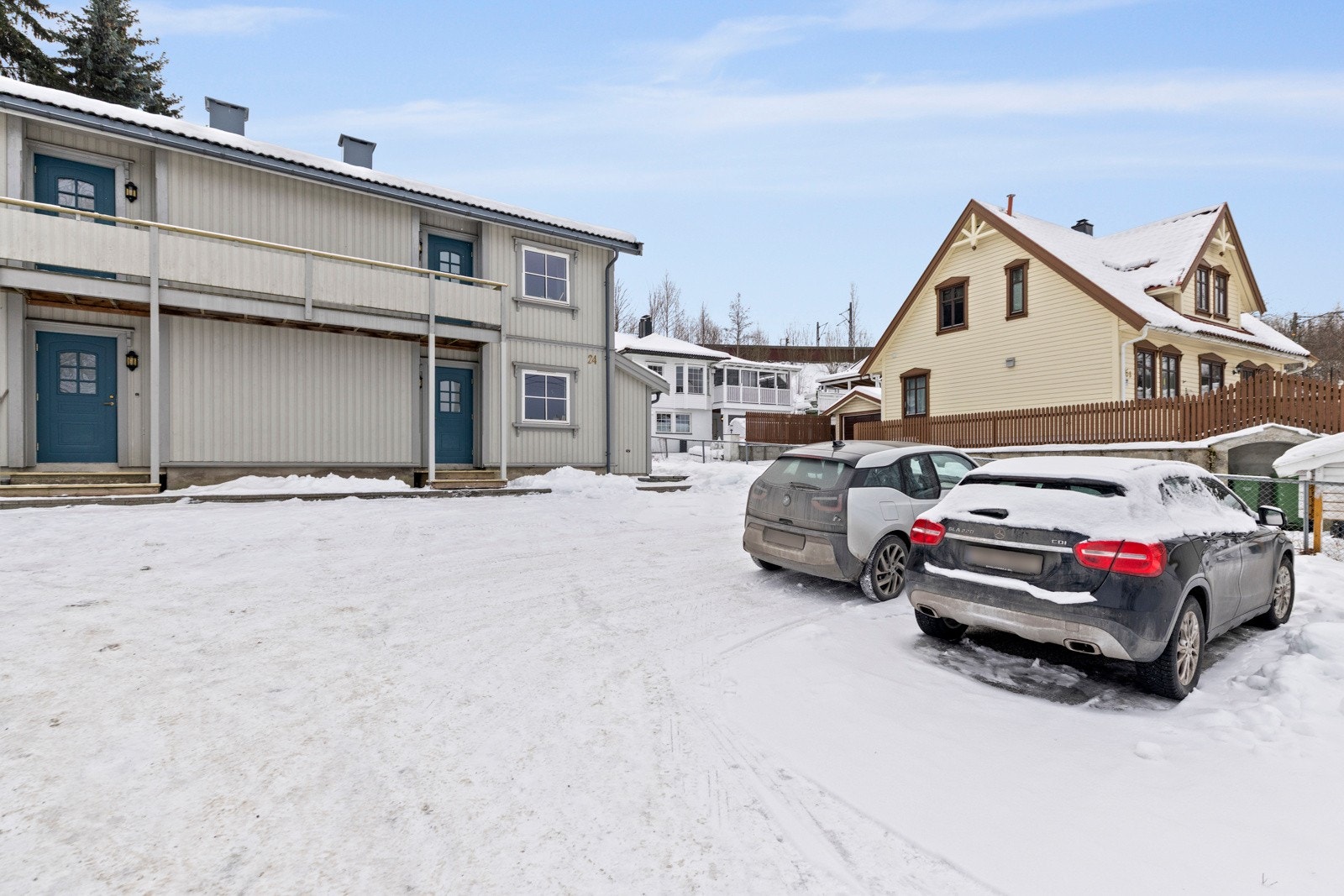 Fasade gårdsplass. Det følger med bruksrett til en utvendig biloppstillingsplass. Galleribilde