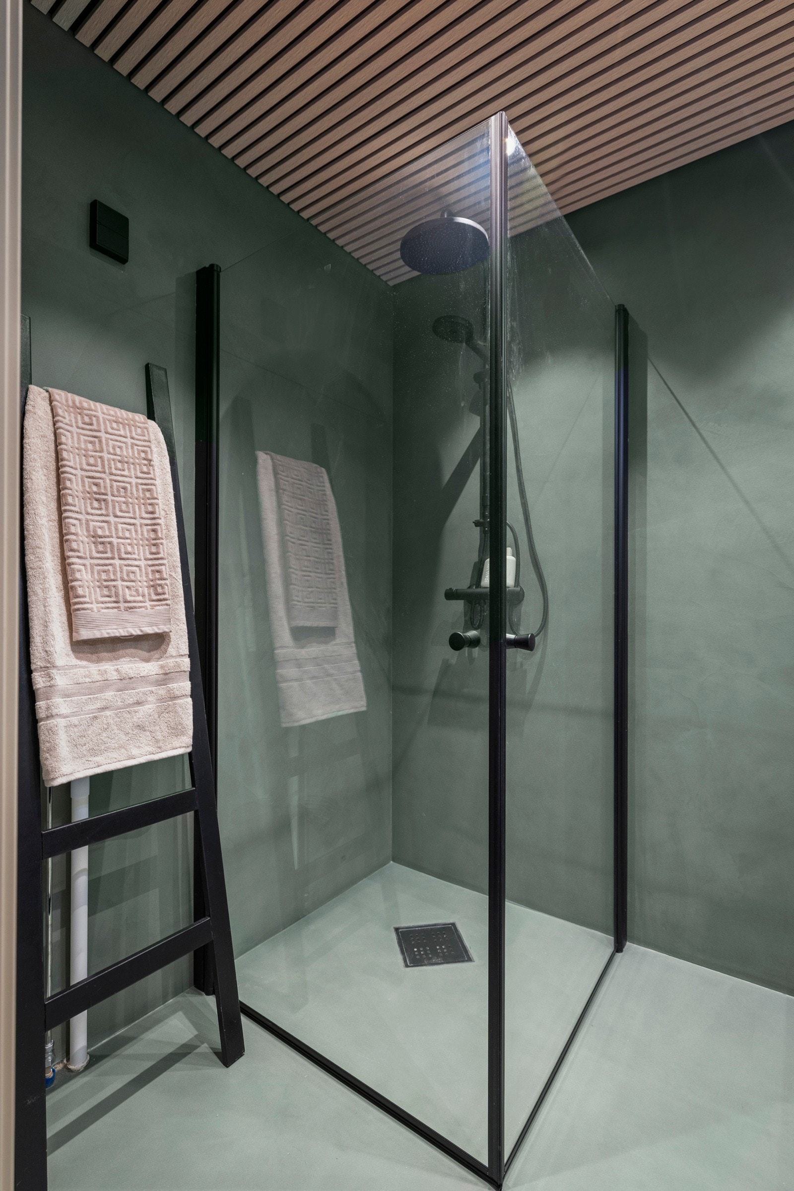 I rommet er det også et dusjhjørne med dusjdører i herdet glass. Galleribilde