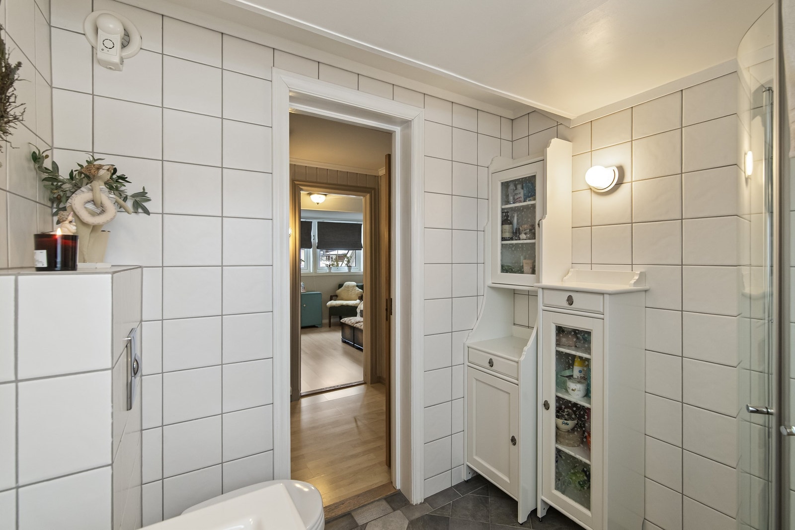 Flislagt bad med varmekabler i tidløs utførelse Galleribilde