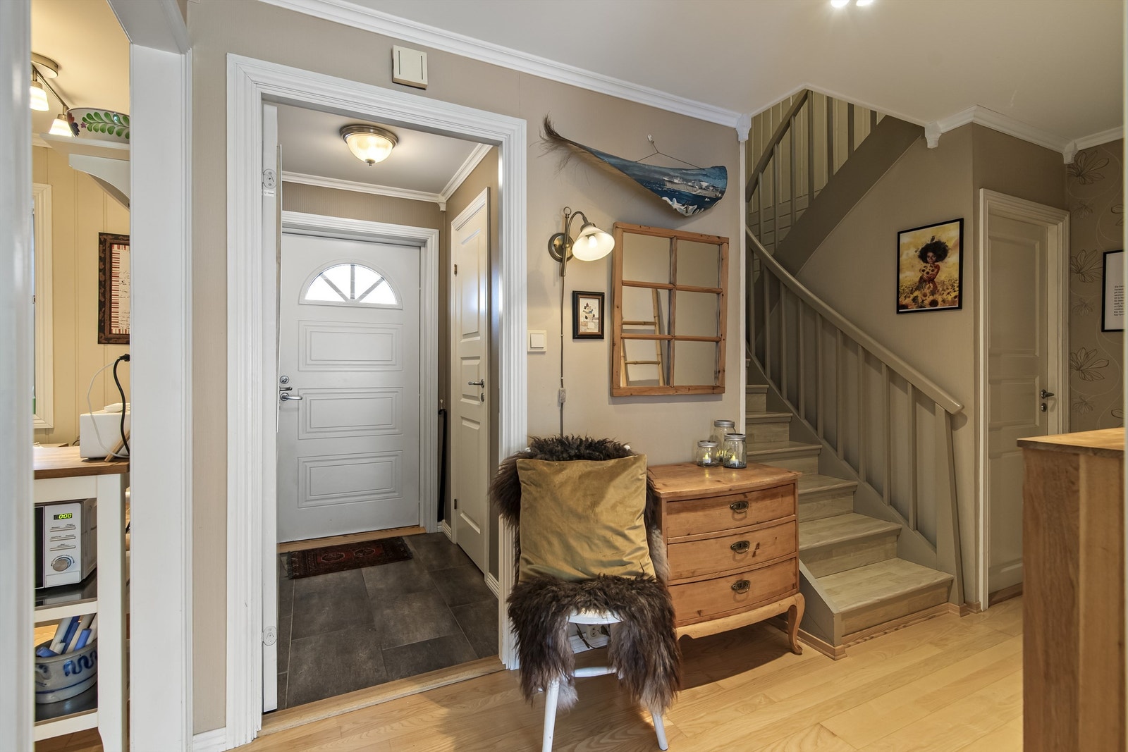 Entrè og gang med trapperom til 2. etasje og kjeller (delvis innredet) Galleribilde