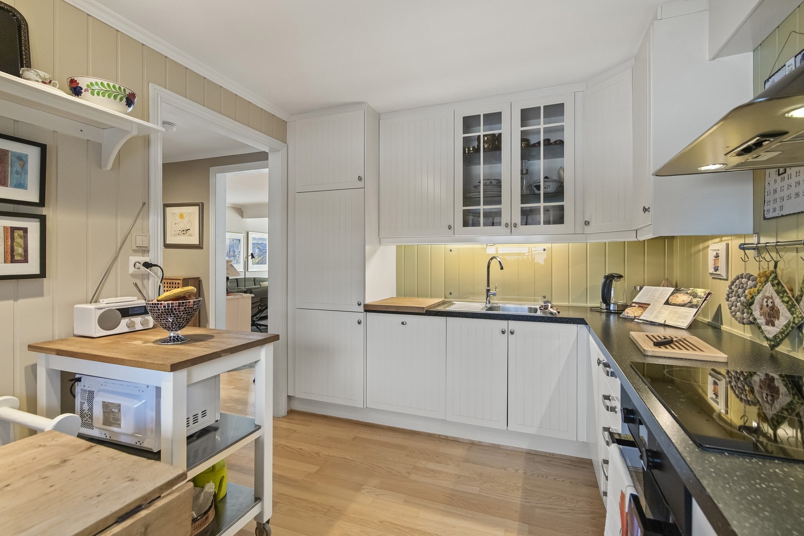 God med skap- og benkeplass Galleribilde