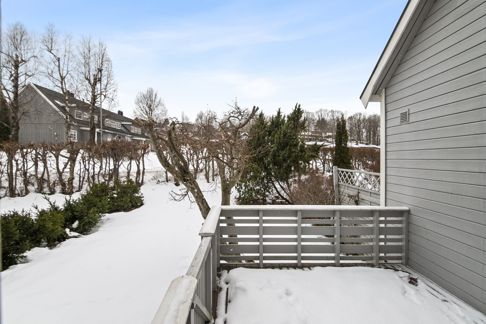 Vestvendt og med fin hage Galleribilde