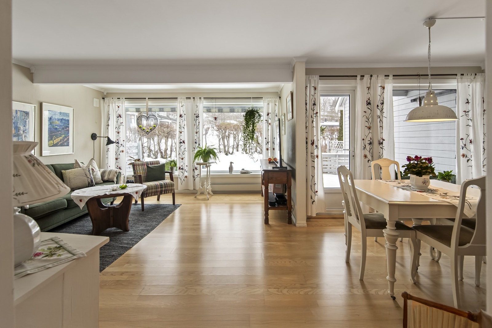 Stuen har store vindusflater som gir rommet godt naturlig dagslys Galleribilde