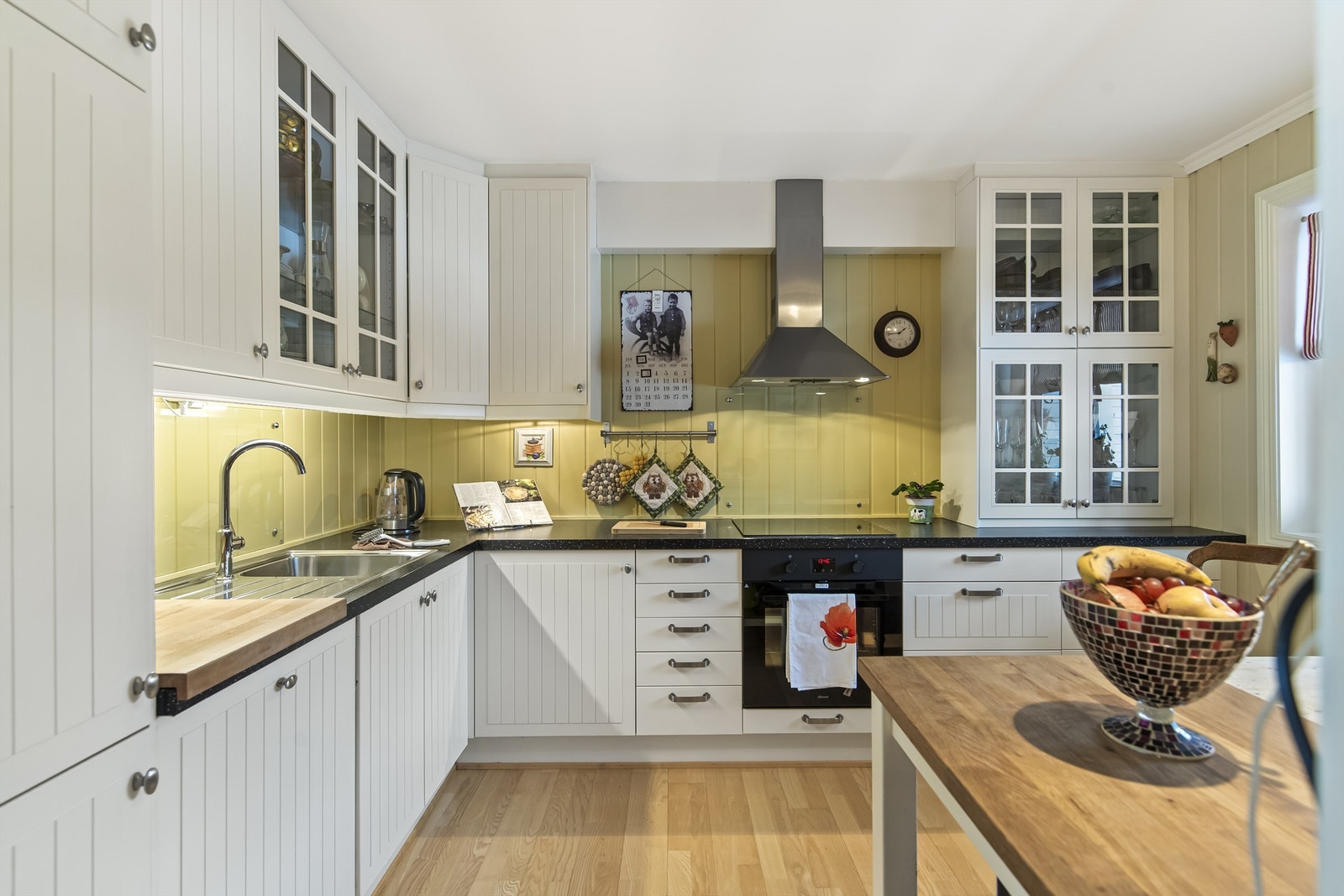 Pent hvitprofilert Ikea kjøkken fra 2008 Galleribilde