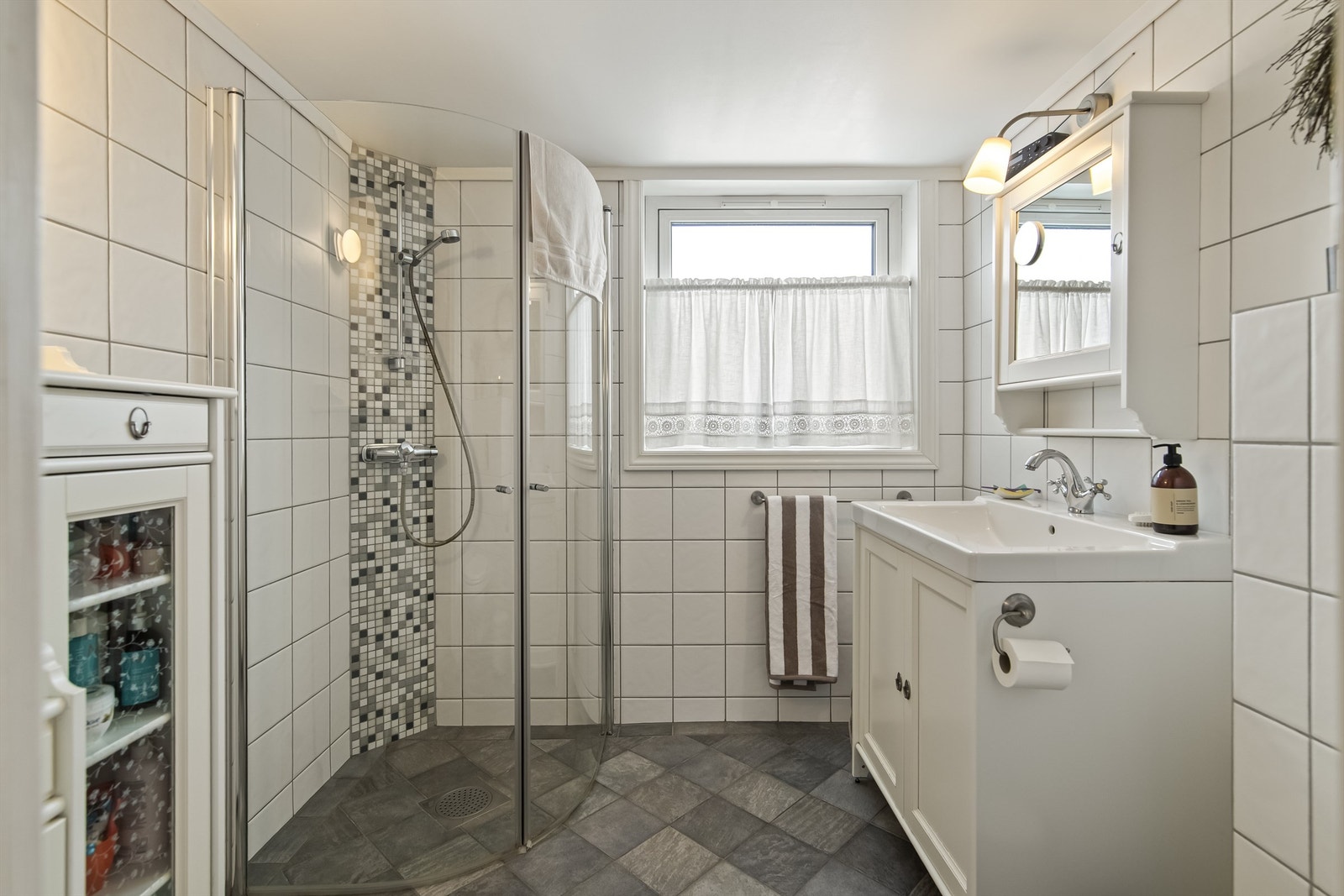 Flislagt bad som er pusset opp og utvidet i 2009 Galleribilde