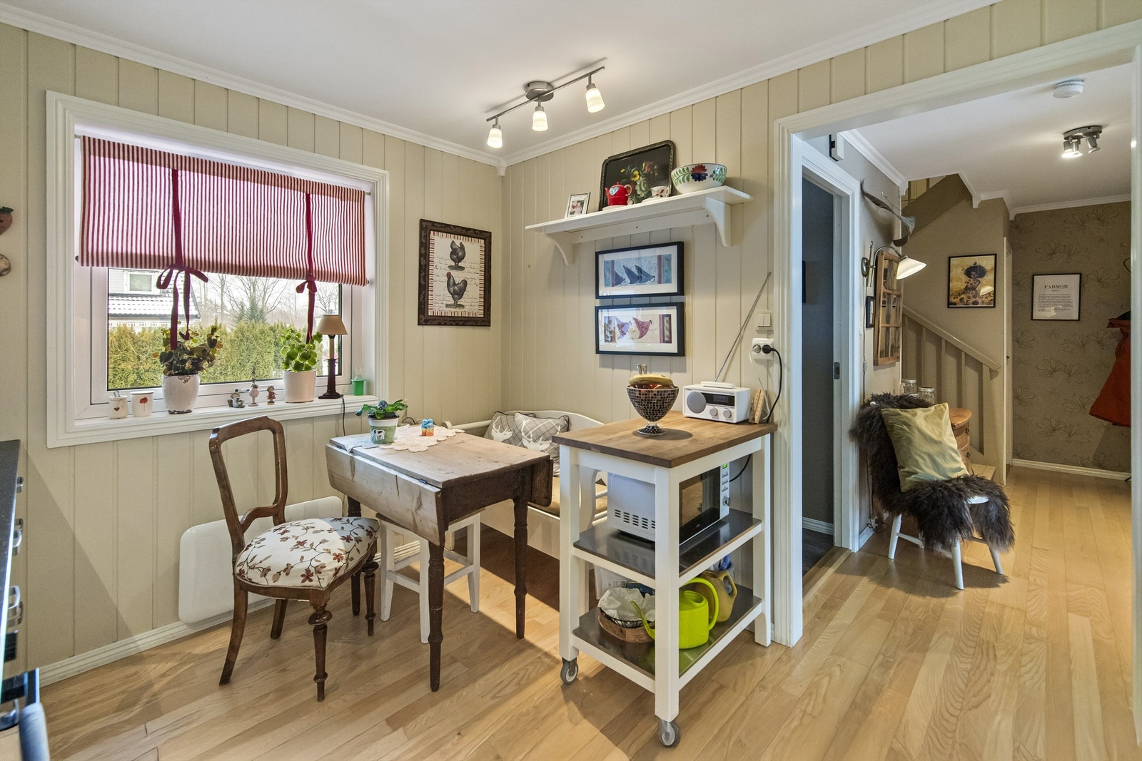 Separat kjøkken som ligger i tilknytning til stuen Galleribilde