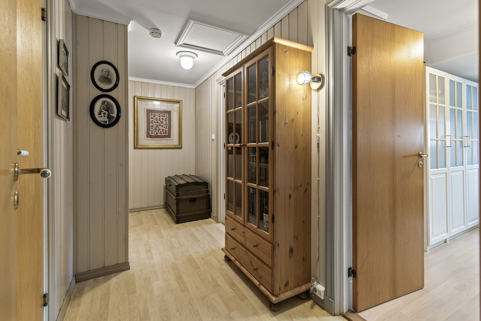 Gang i 2. etasje med oppgang til loft Galleribilde