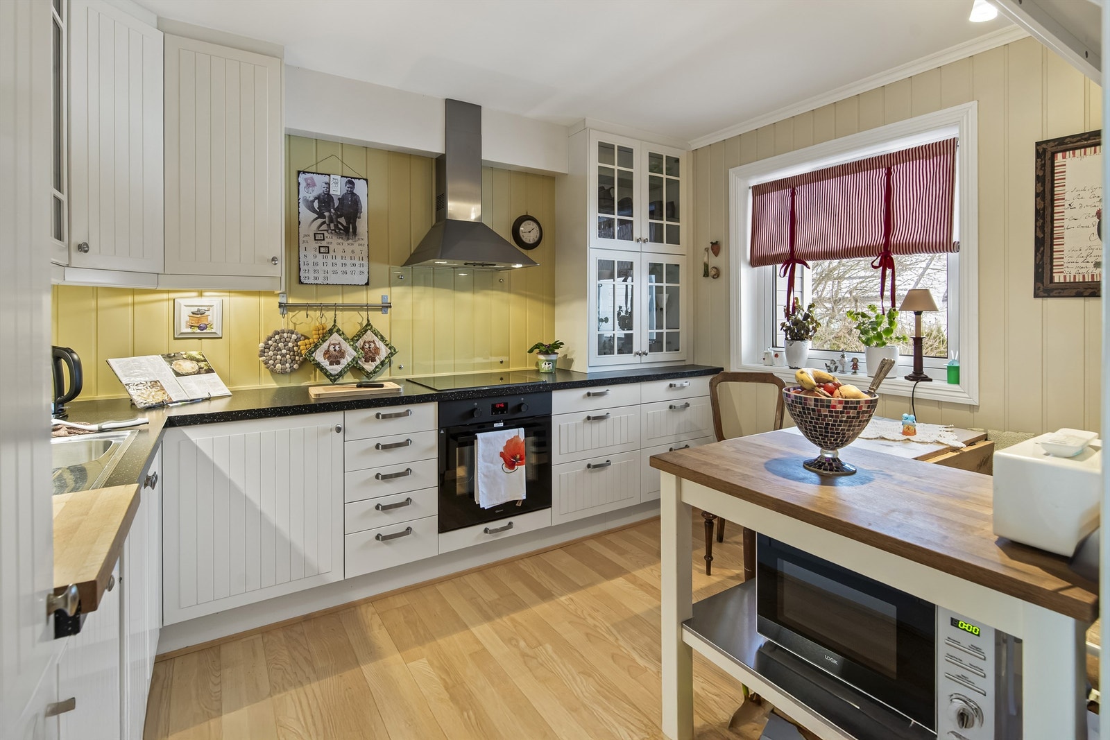 På kjøkkenet er det god plass til kjøkkenbord, for de daglige måltider Galleribilde