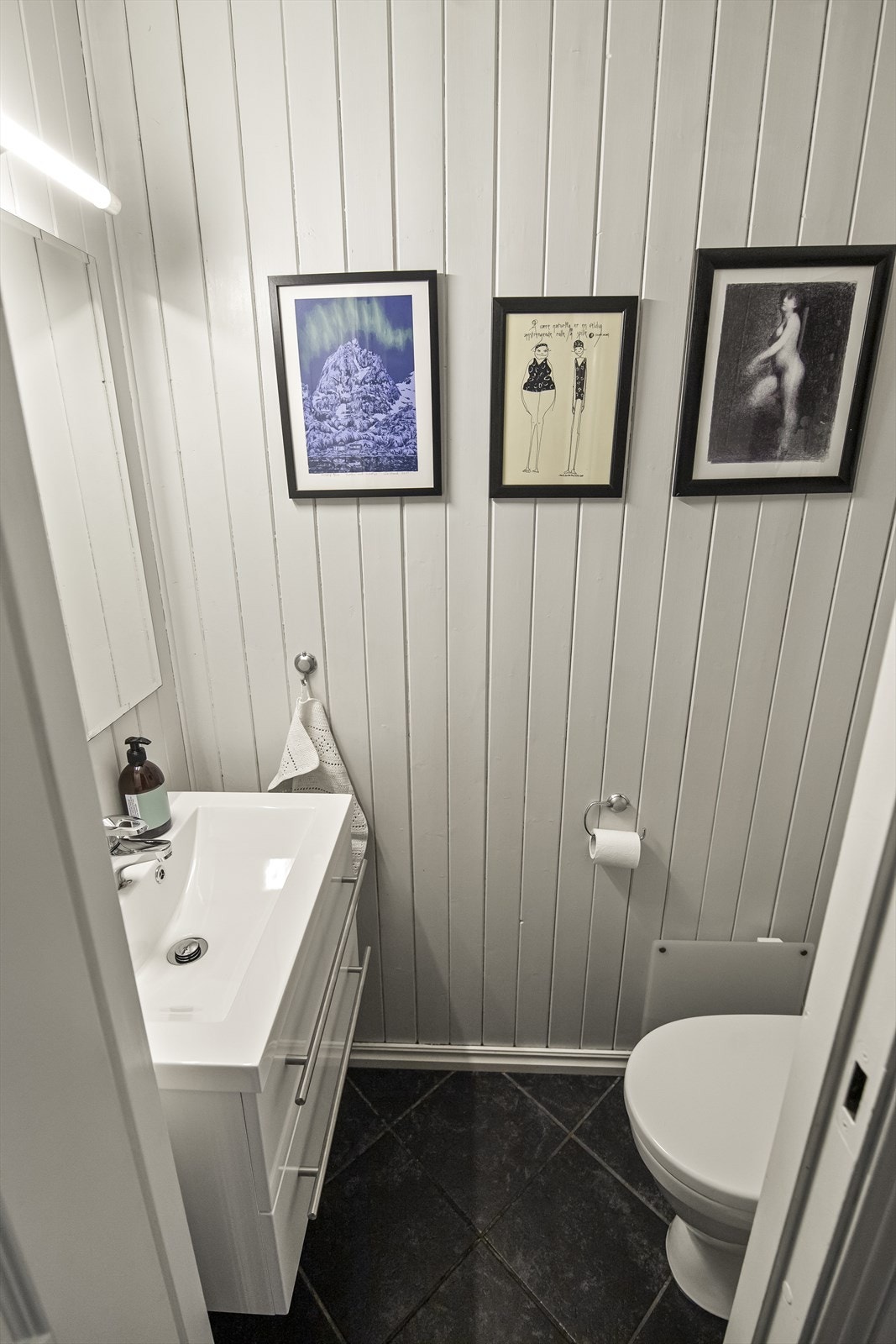 Toalettet er innredet med wc og servant i skuffeseksjon Galleribilde