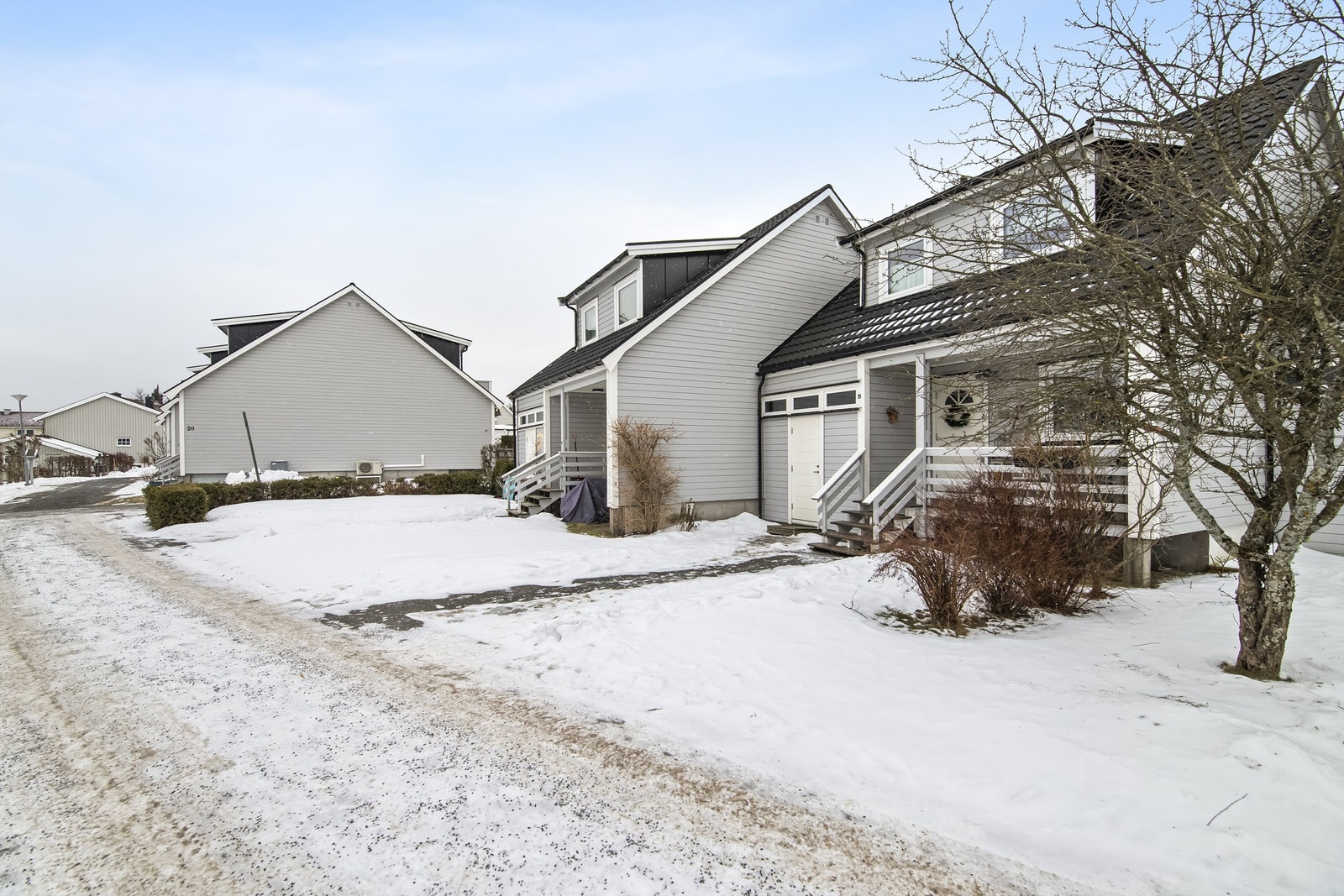 Asfalterte gangveier til boligen fra felles parkeringsområde Galleribilde