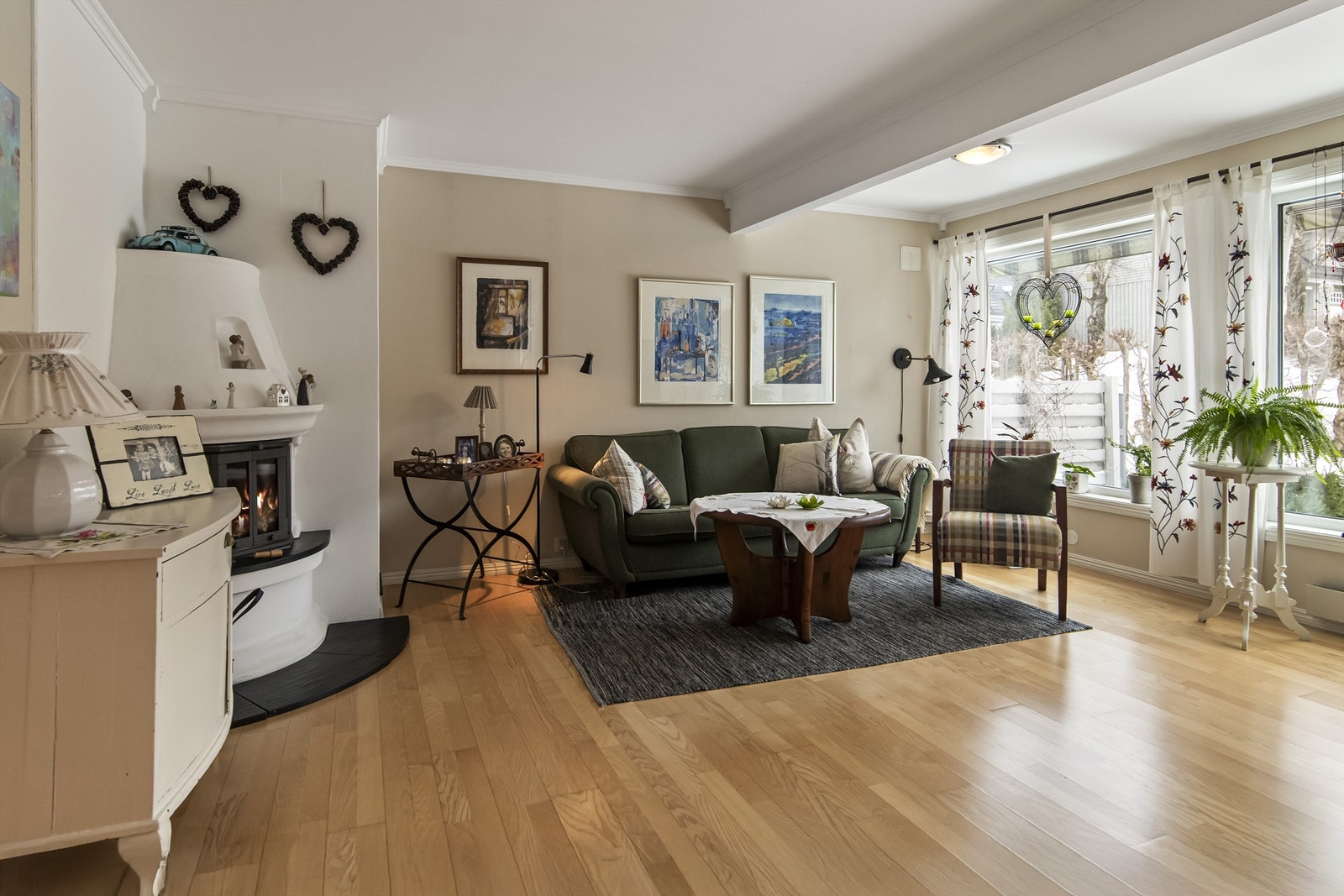 Stuen har fin plass til salongen Galleribilde