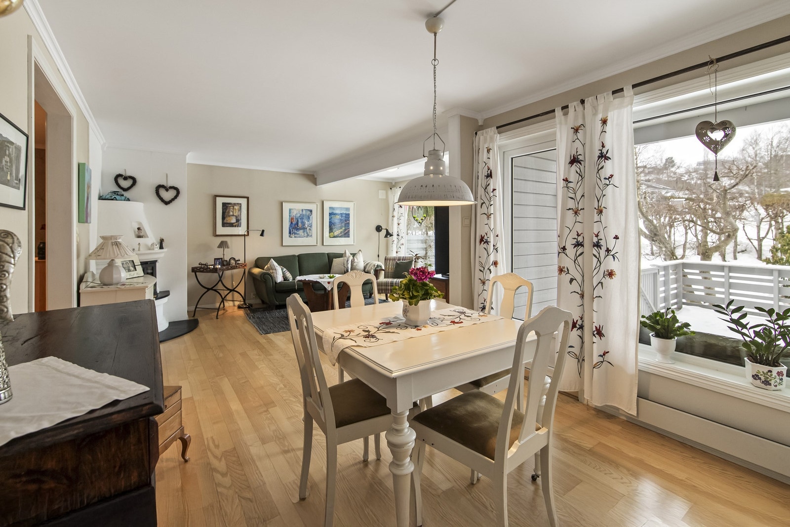 Utgang til vestvendt veranda og hage fra stuen Galleribilde