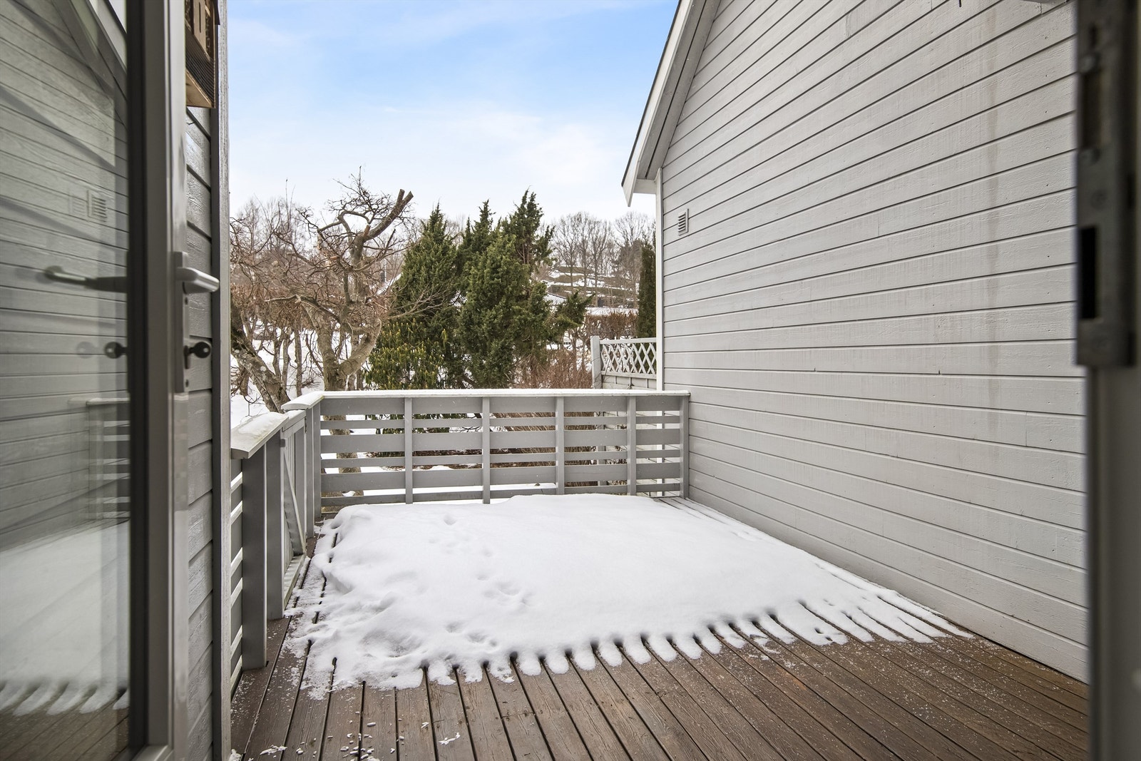 Skjermet veranda med god plass til utemøblement Galleribilde