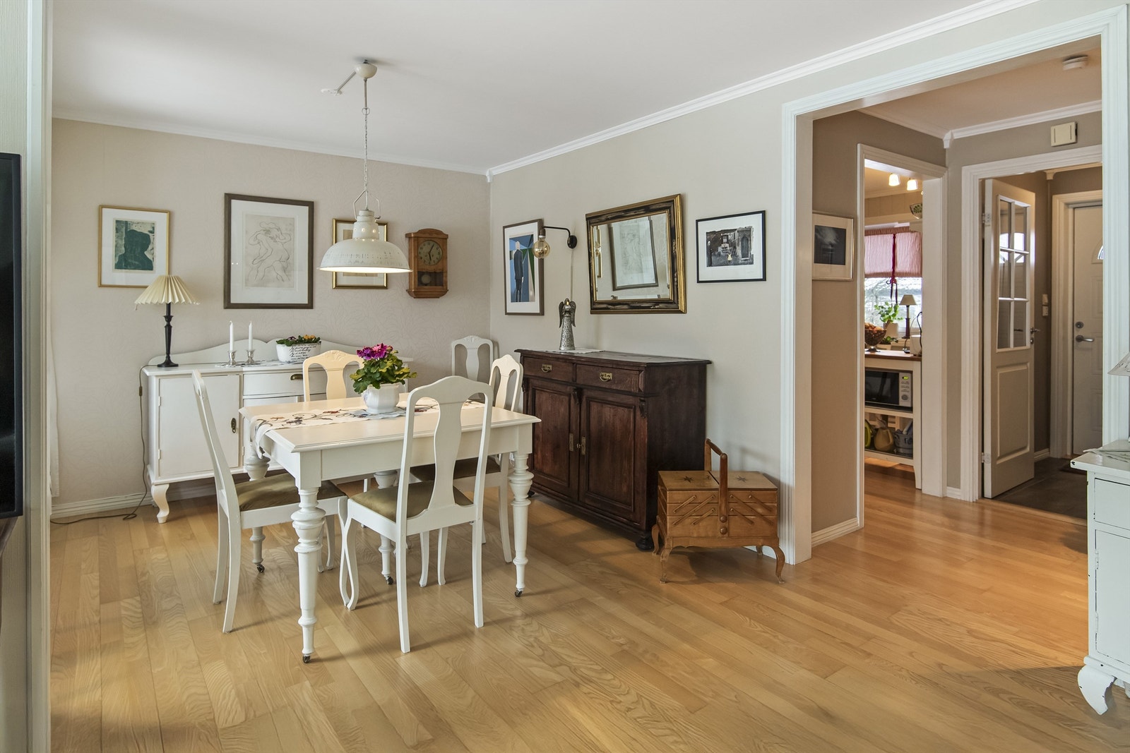 Lyst og pent innredet med parkettgulv og malte overflater i lyse fargevalg Galleribilde