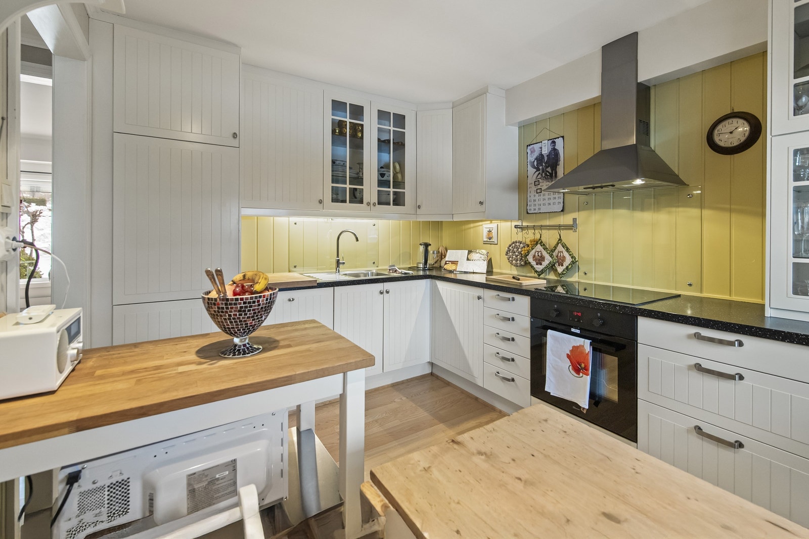 Kjøkkenet har integrerte hvitevarer som følger handelen Galleribilde