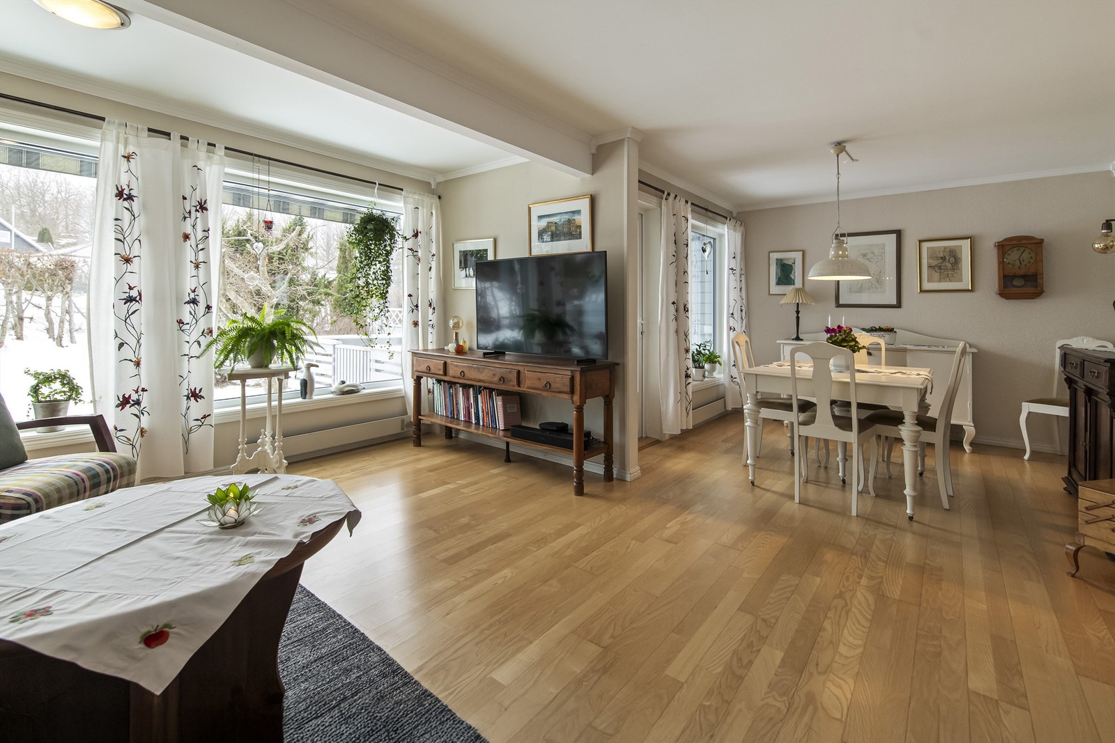 Gode møbleringsmuligheter i stuen/spisestuen Galleribilde