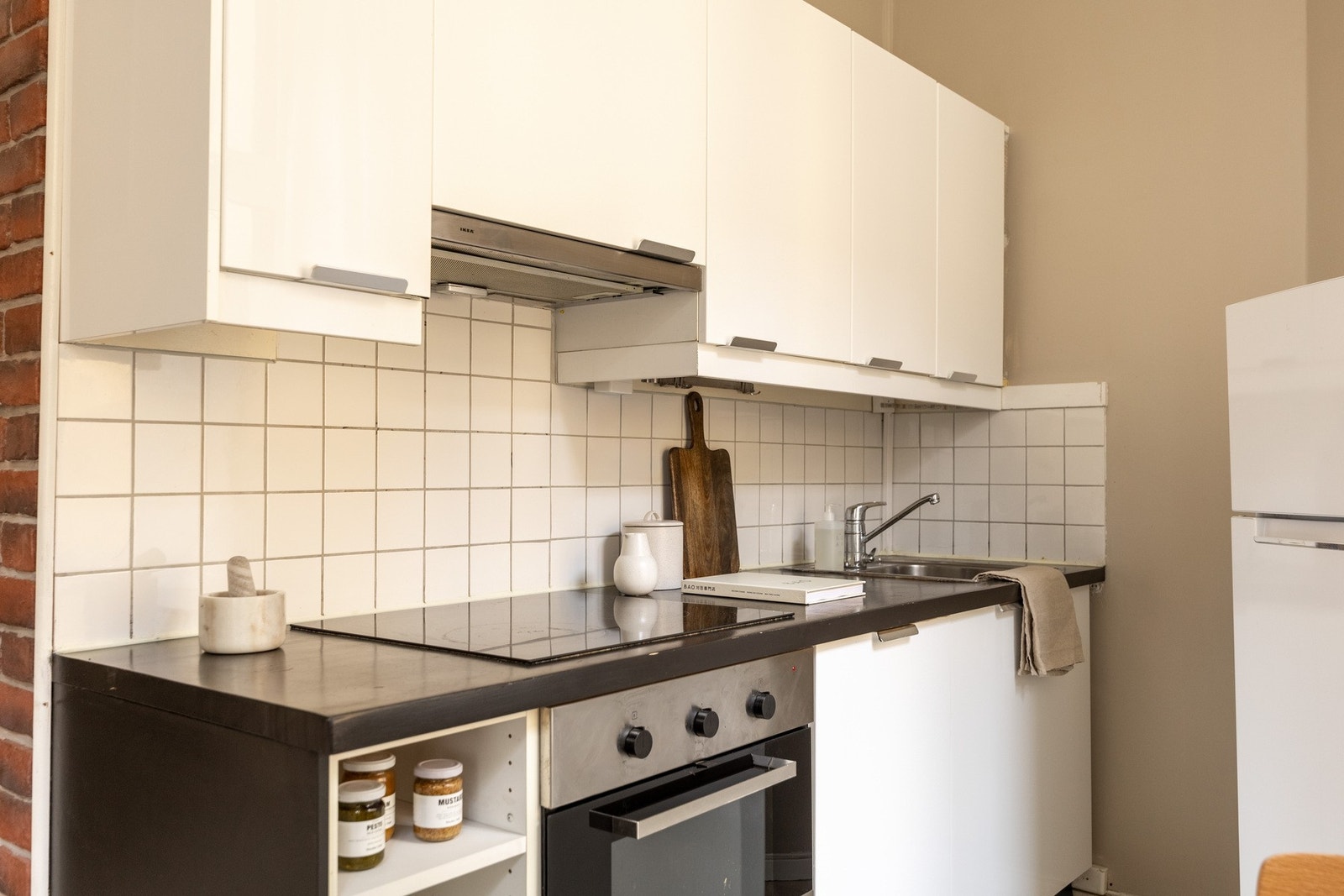 Sosialt og luftig kjøkken med praktiske løsninger samt godt med både skap- og benkeplass. Galleribilde