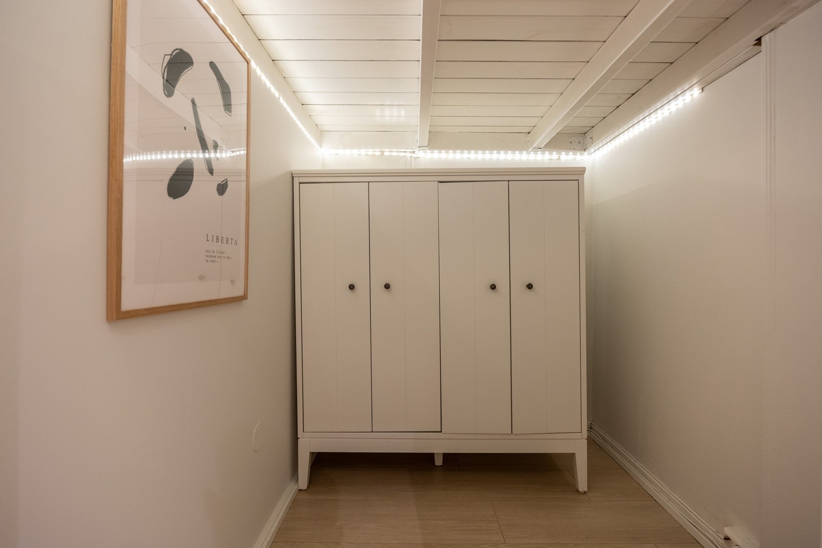 Garderoberom plassert under med en takhøyde på ca. 170 cm. Innredet med praktisk ledlys. Galleribilde