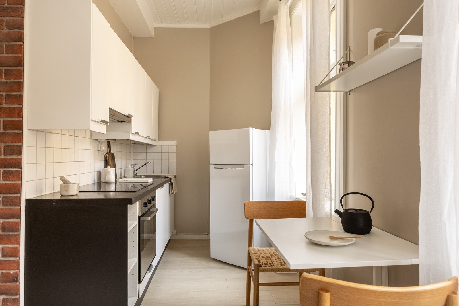 Leiligheten har en praktisk åpen kjøkkenløsning vendt mot stue. Galleribilde