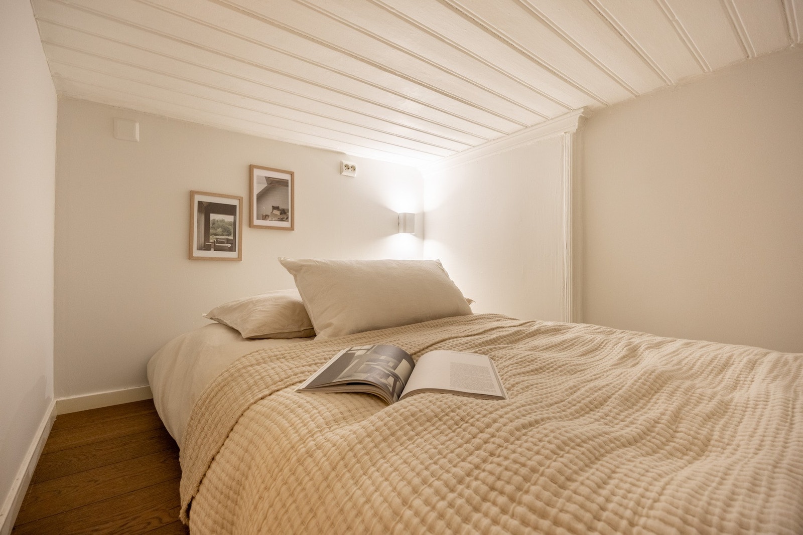 Her har man god plass til seng á ca. 170 x 200 cm. Hemsen har to stikkontakter samt mulighet for lade med USB 2. stk). Galleribilde