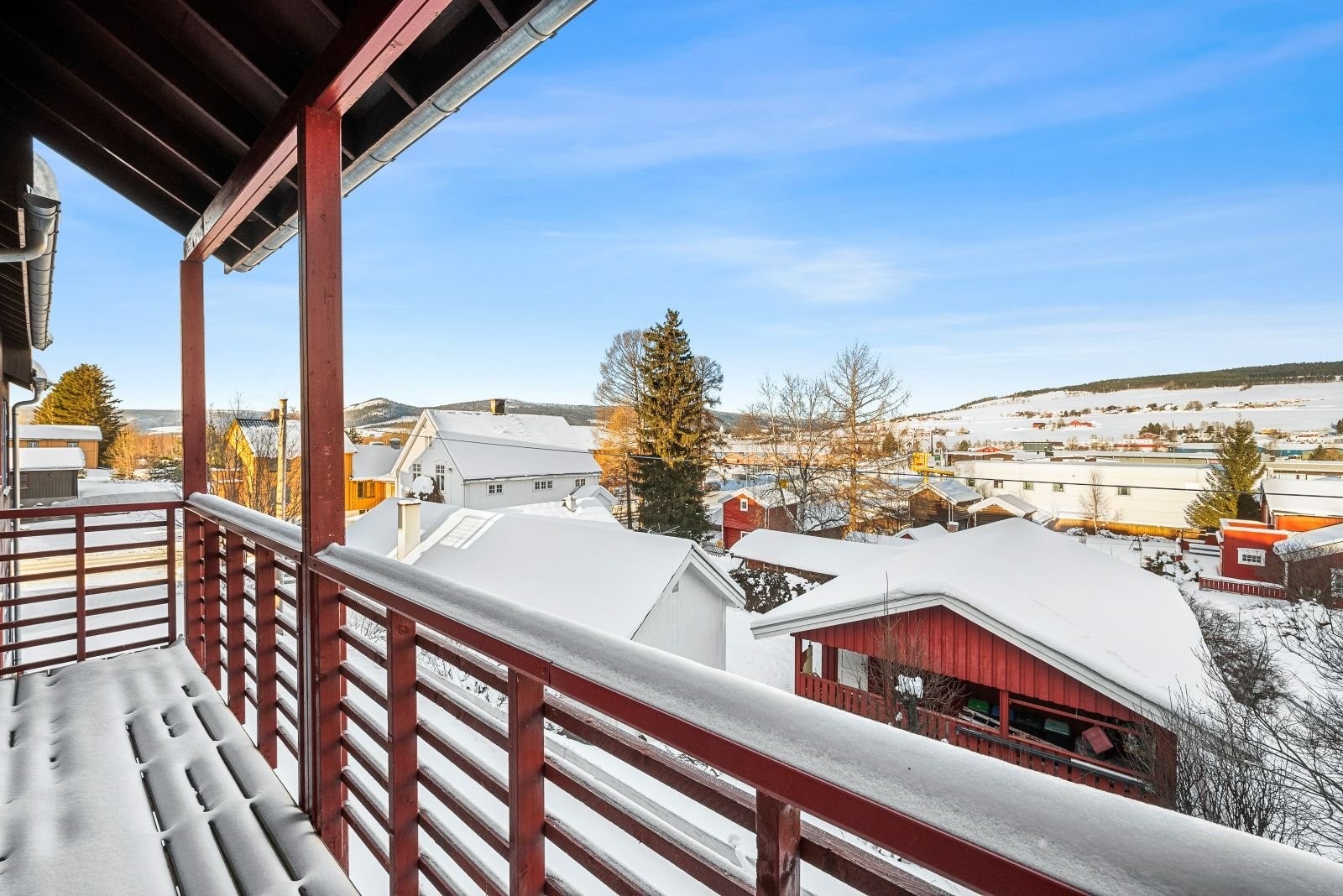 Utsikt fra balkong utenfor stuen. Galleribilde