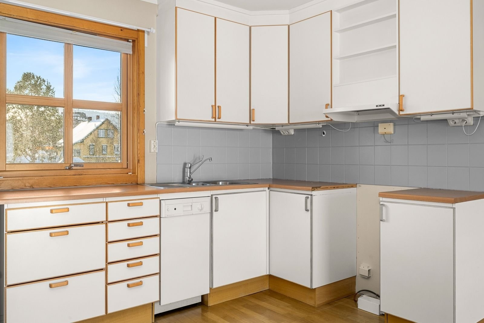 Lys kjøkkeninnredning med plass til komfyr. Galleribilde