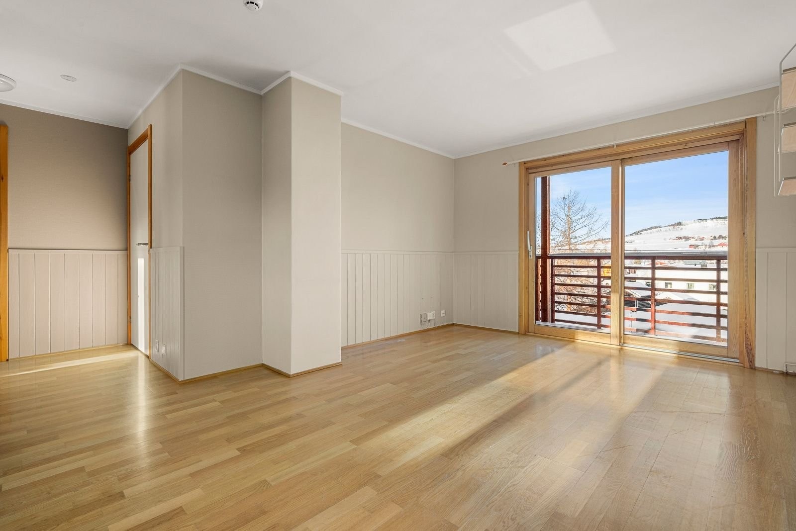 Stue og mellomgang fra kjøkken. Galleribilde