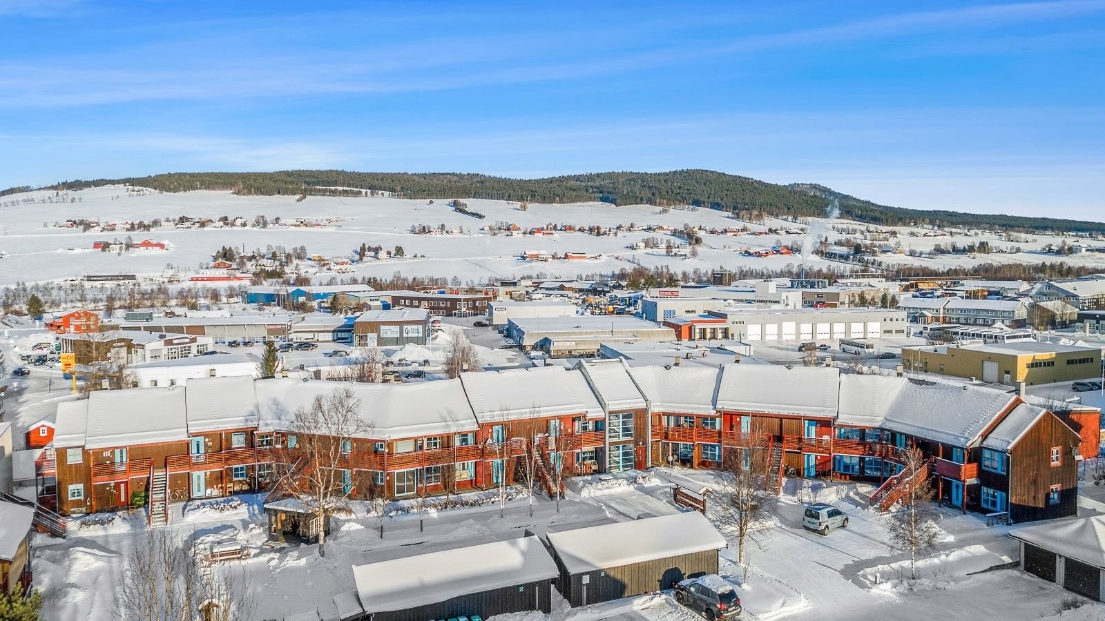 Alfarheim med leiligheten til venstre i bildet. Heis og innvendig trappeoppgang ligger ca midt på bygget. Galleribilde