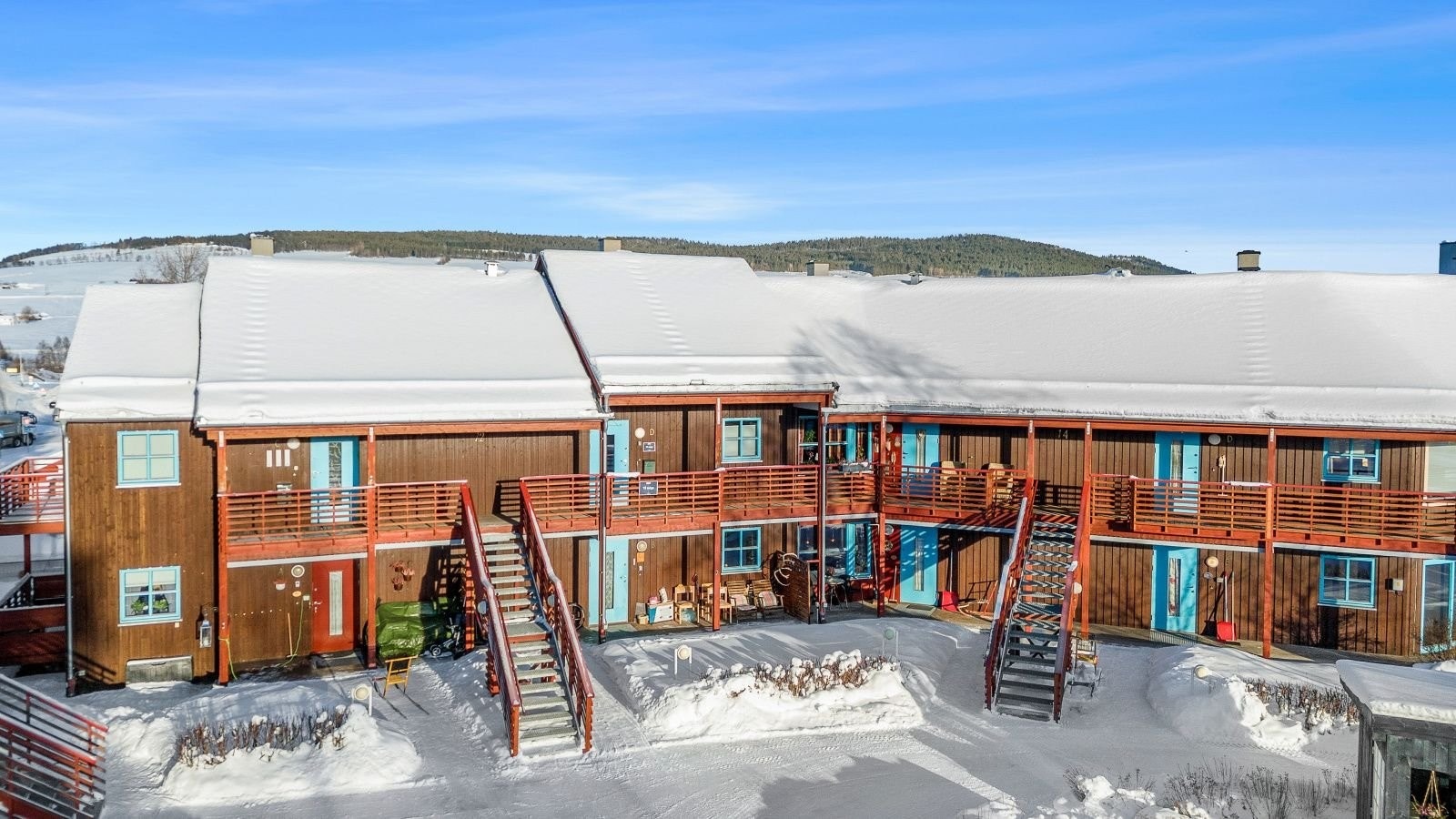 Leiligheten ligger i 2. etg til høyre for trappa med kjøkkenvindu ut mot tunet. Heis i bygget. Galleribilde