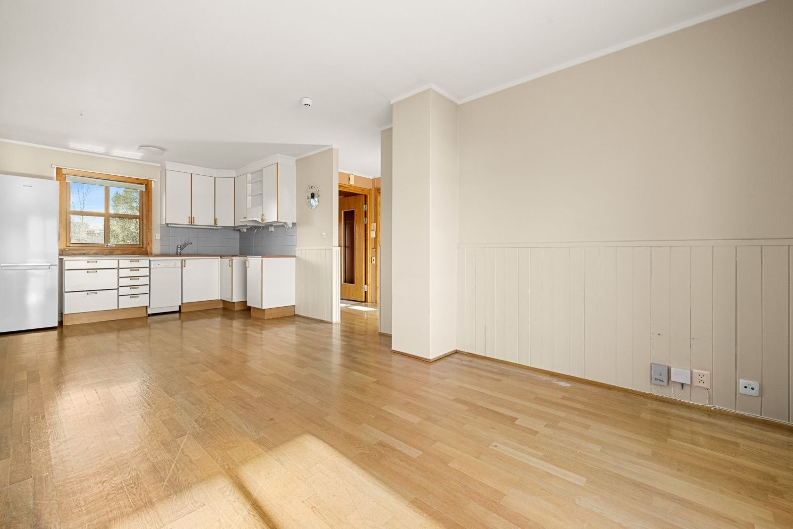 Fra stue mot kjøkken. Parkettgulv. Galleribilde