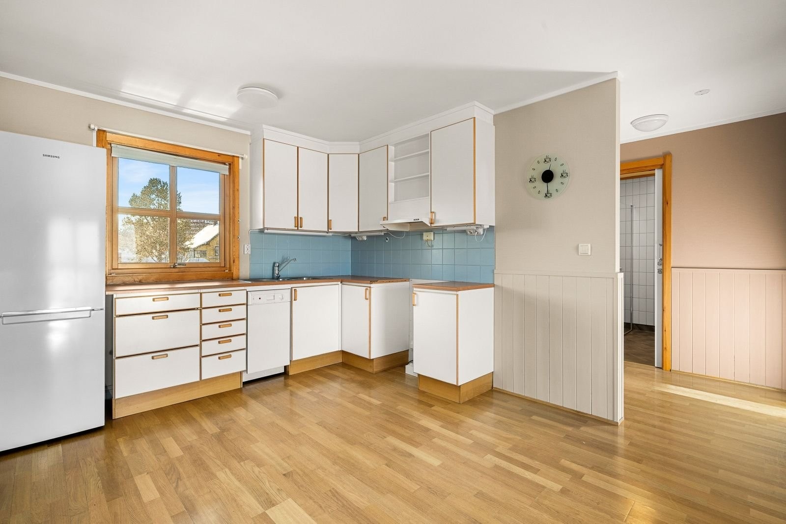 Kjøkken, mellomgang til høyre i bildet. Galleribilde