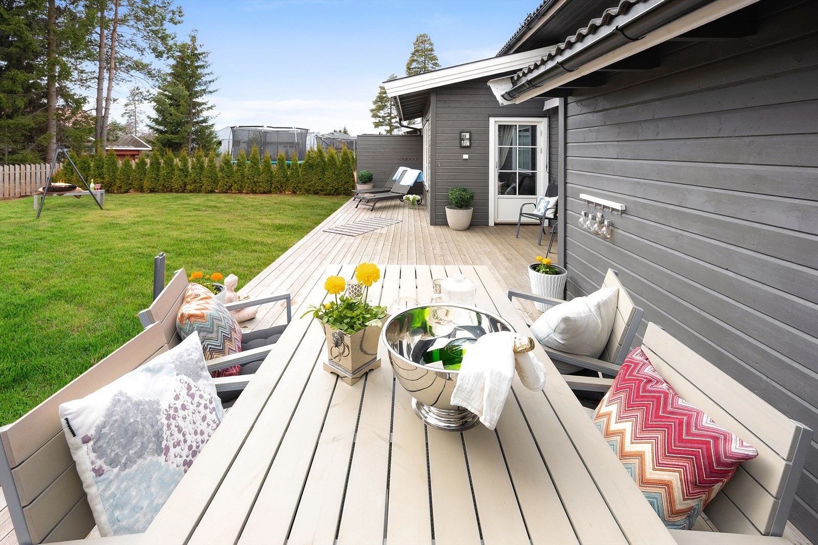 Her kan du nyte sommeren mens barna leker i hagen. Galleribilde