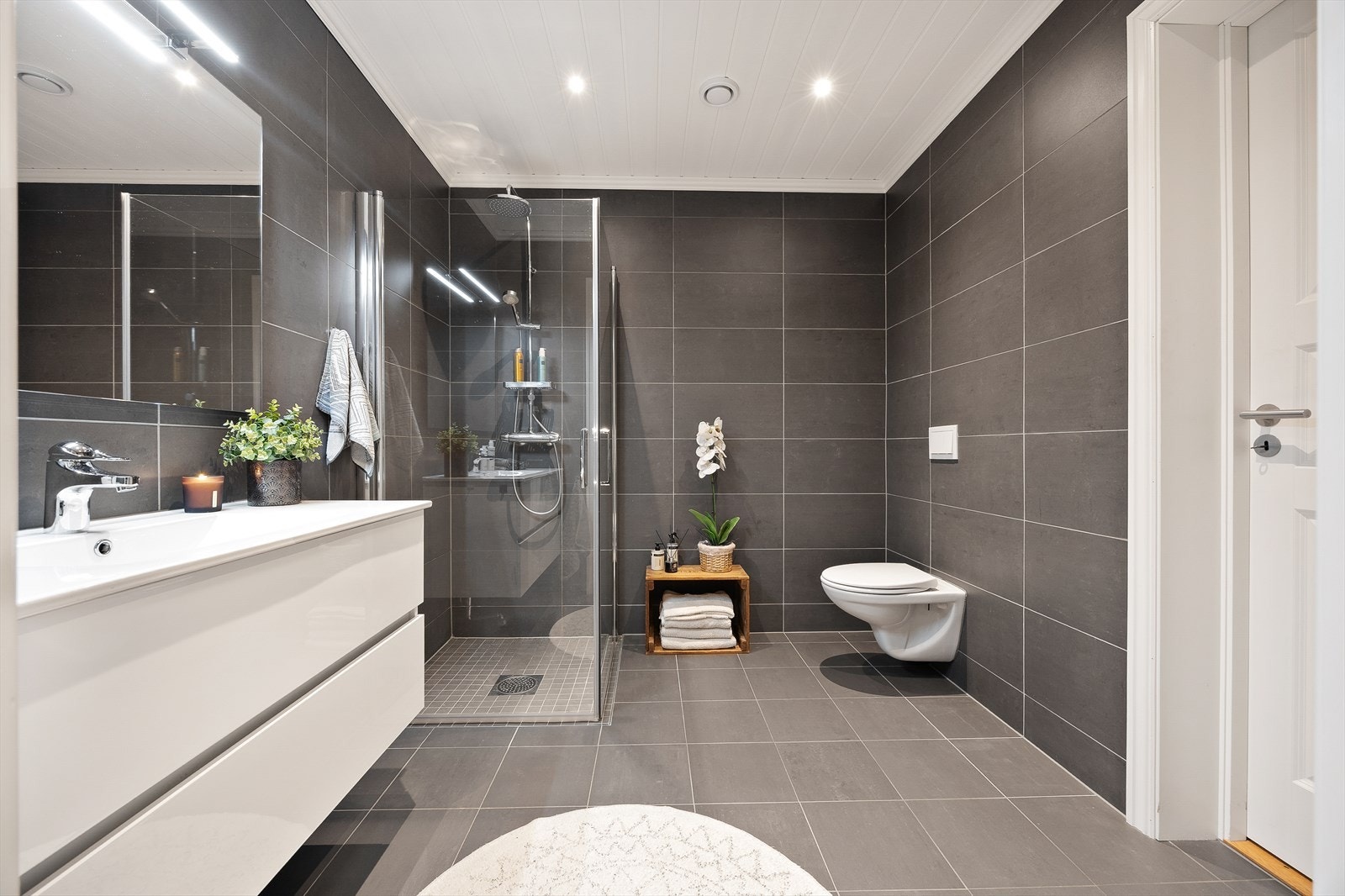 Delikat flislagt bad med gulvvarme. Galleribilde