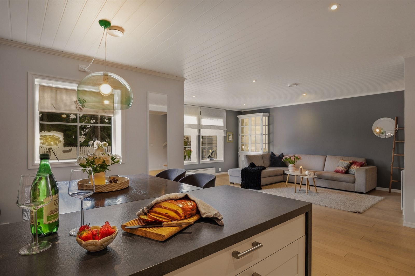 Stuen nyter godt av mange vindusflater som gir godt med naturlig lys. Galleribilde