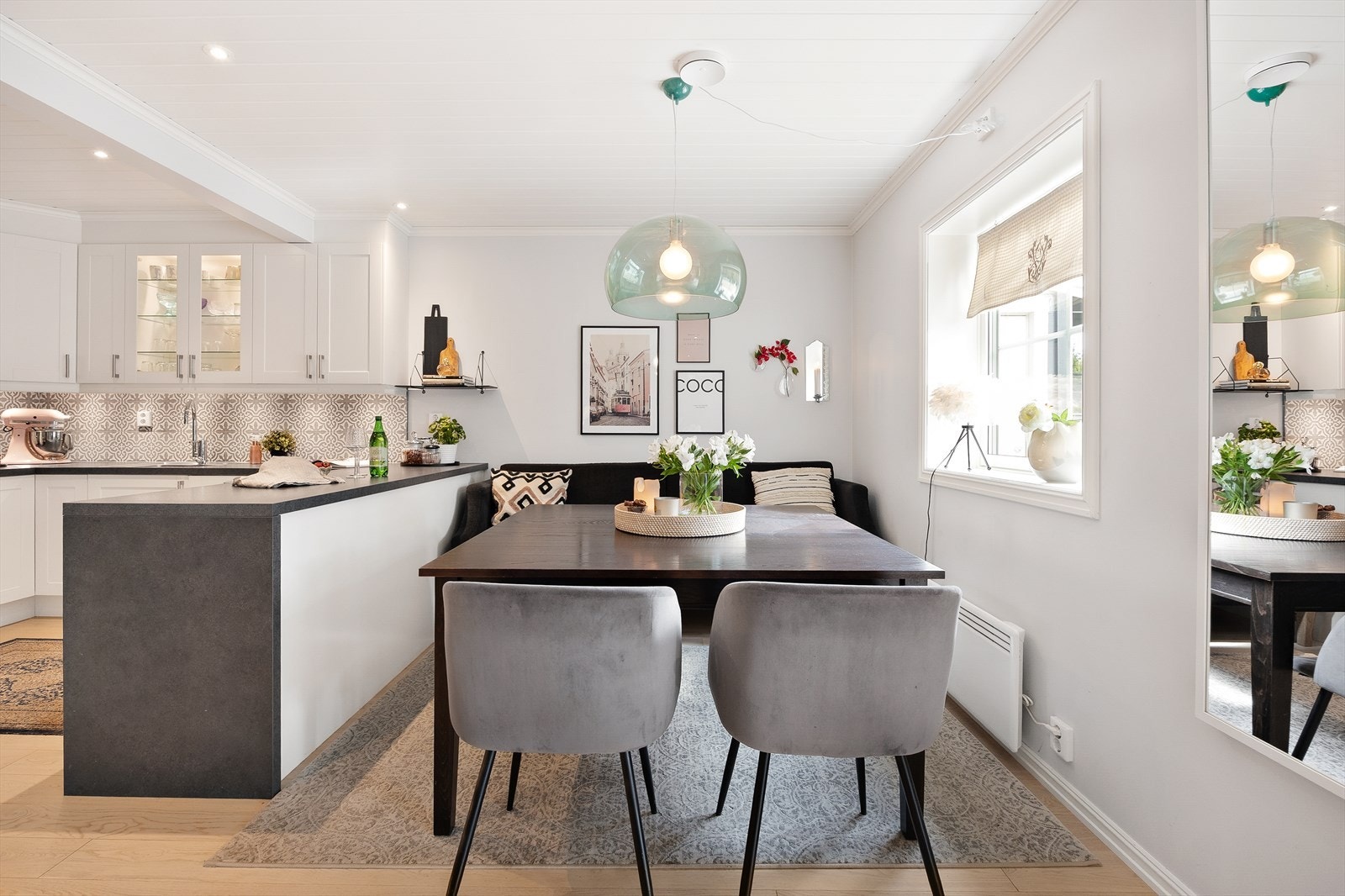 En godt egnet plass til å ta morgenkaffen og siste nytt i avisen før du starter arbeidsdagen. Galleribilde