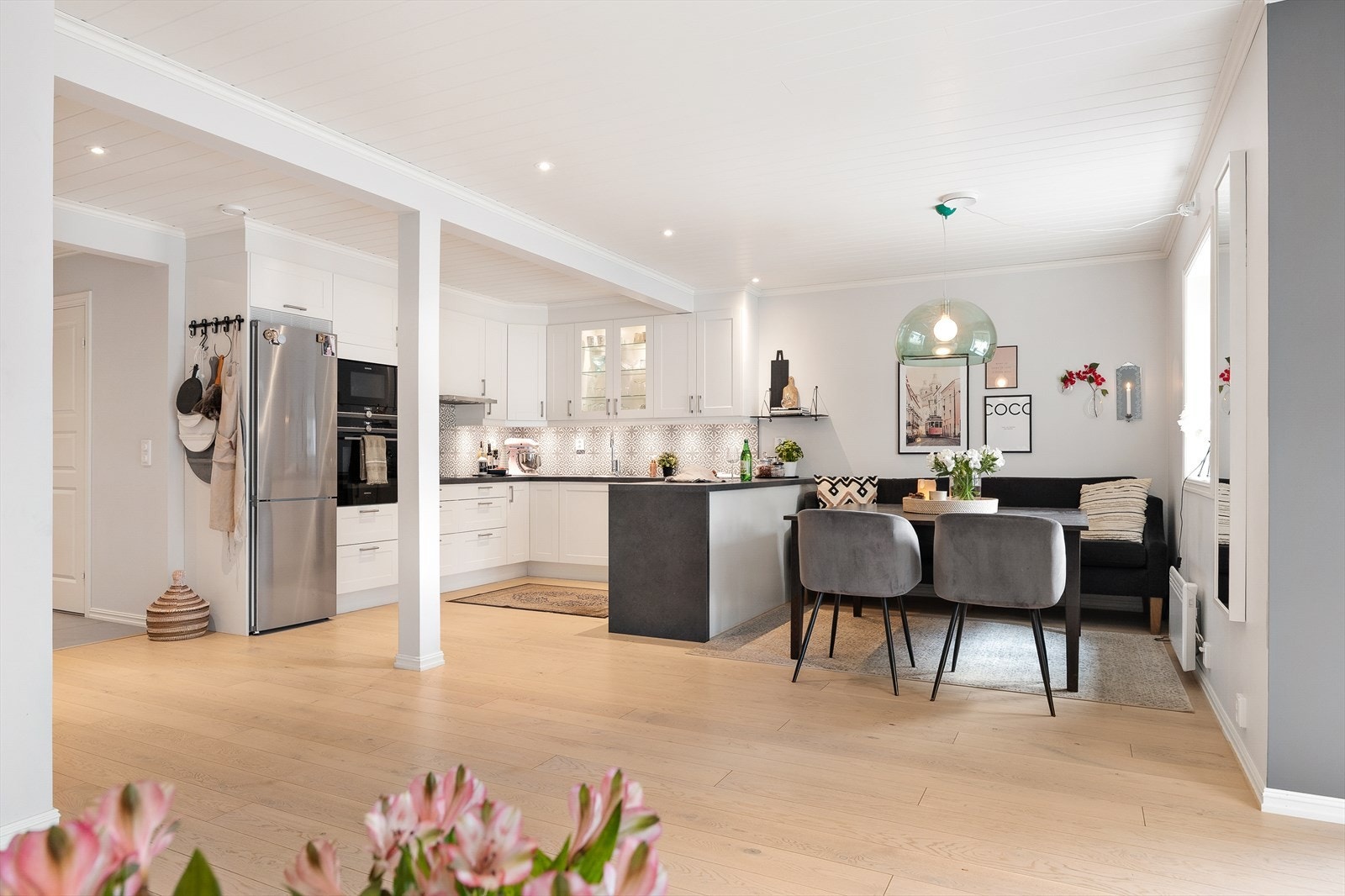 Det er lagt lun parkett på gulvet. Galleribilde