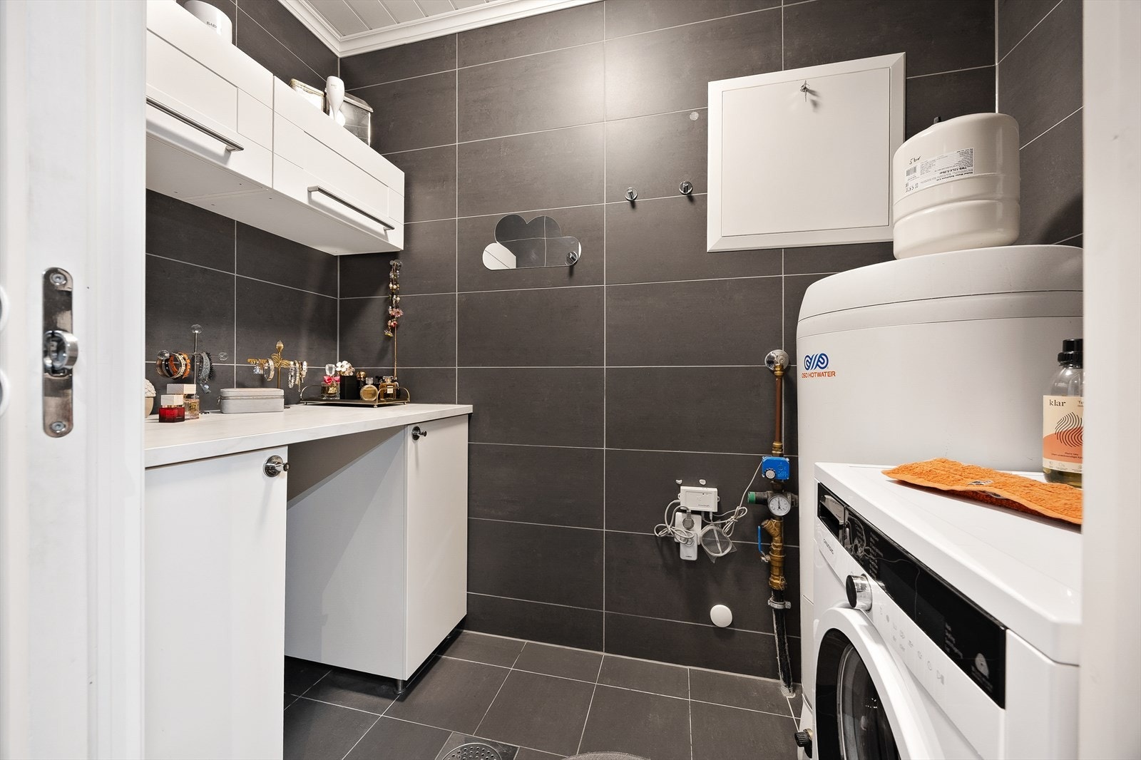 Praktisk vaskerom i bakkant av badet med opplegg for vaskemaskin.
Varmtvannstanken er på ca. 200 liter. Galleribilde