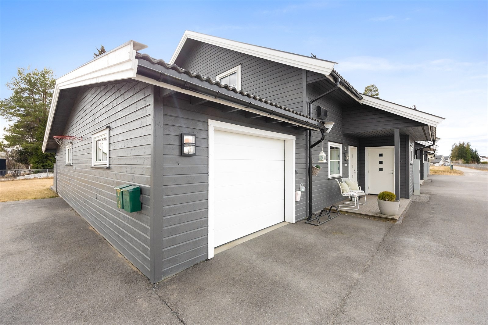 Garasjen med elektrisk port. Garasjen er målt til 11 meter lang og har i tillegg praktisk inngang fra terrassen for evt. oppbevaring av utemøblement. Galleribilde