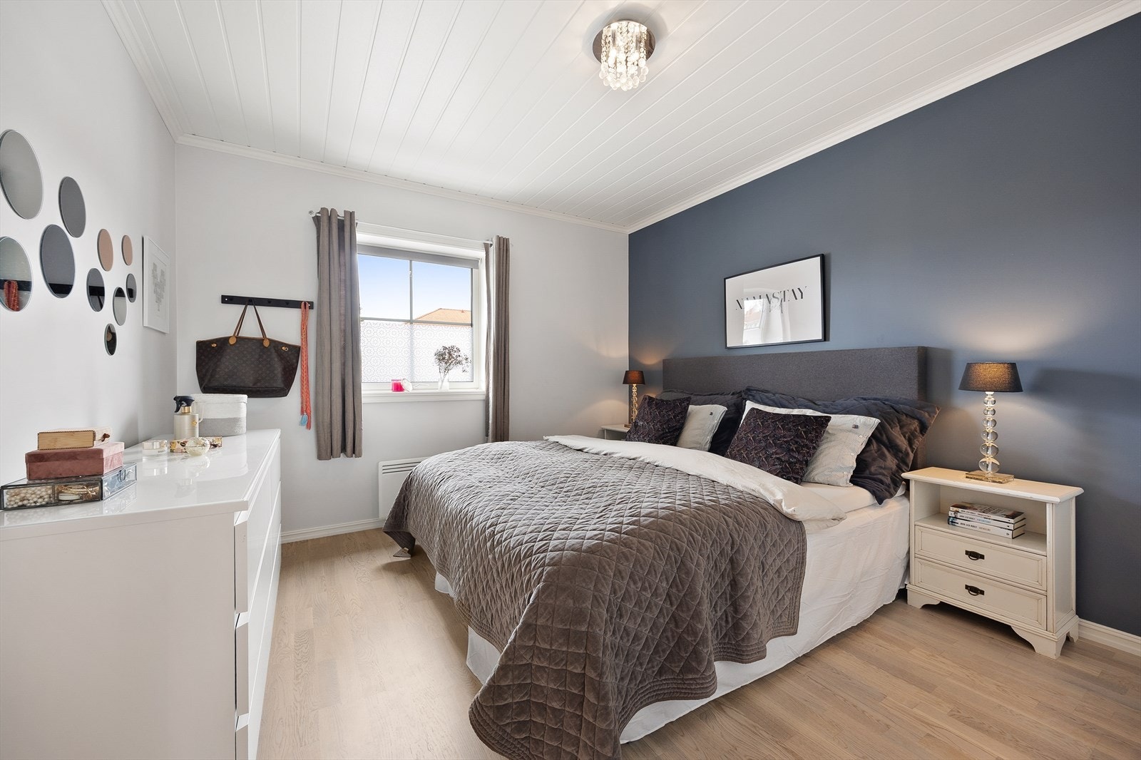 Romslig hovedsoverom hvor det er godt med plass til dobbeltseng og tilhørende møblement. Galleribilde