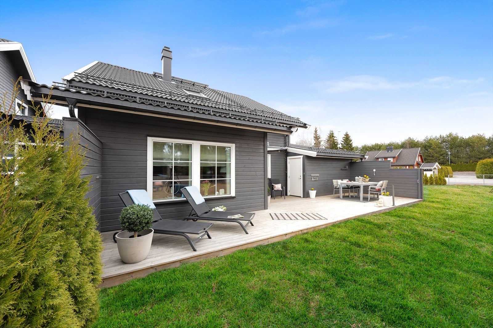 Terrasseplatting på ca. 37 m² med impregnerte gulvbord og panelt levegg. Galleribilde