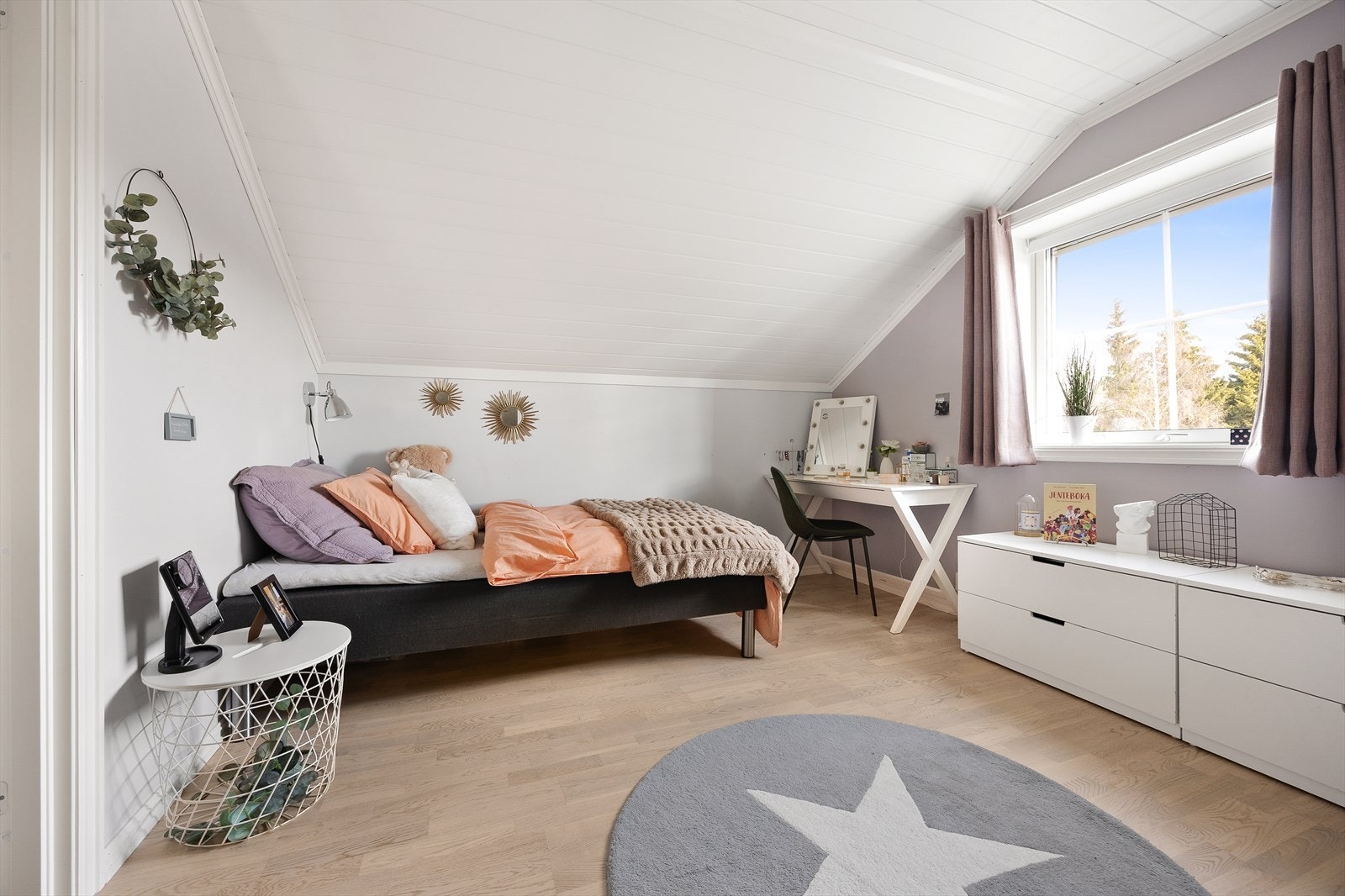 Alle soverommene har fin plass til både seng, garderobeløsning og tilhørende møblement. Galleribilde