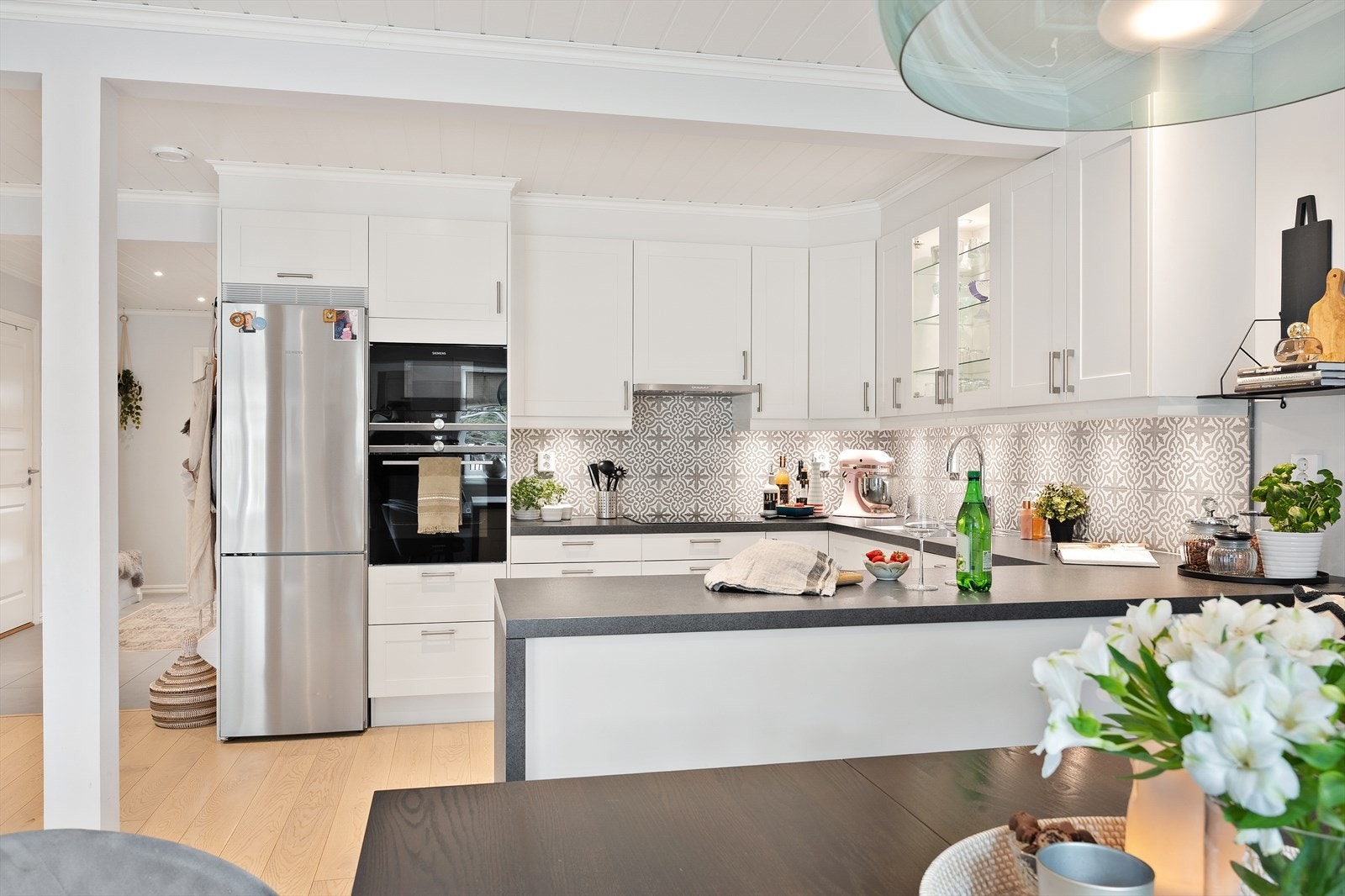 Moderne fliser mellom over og underskap. Galleribilde